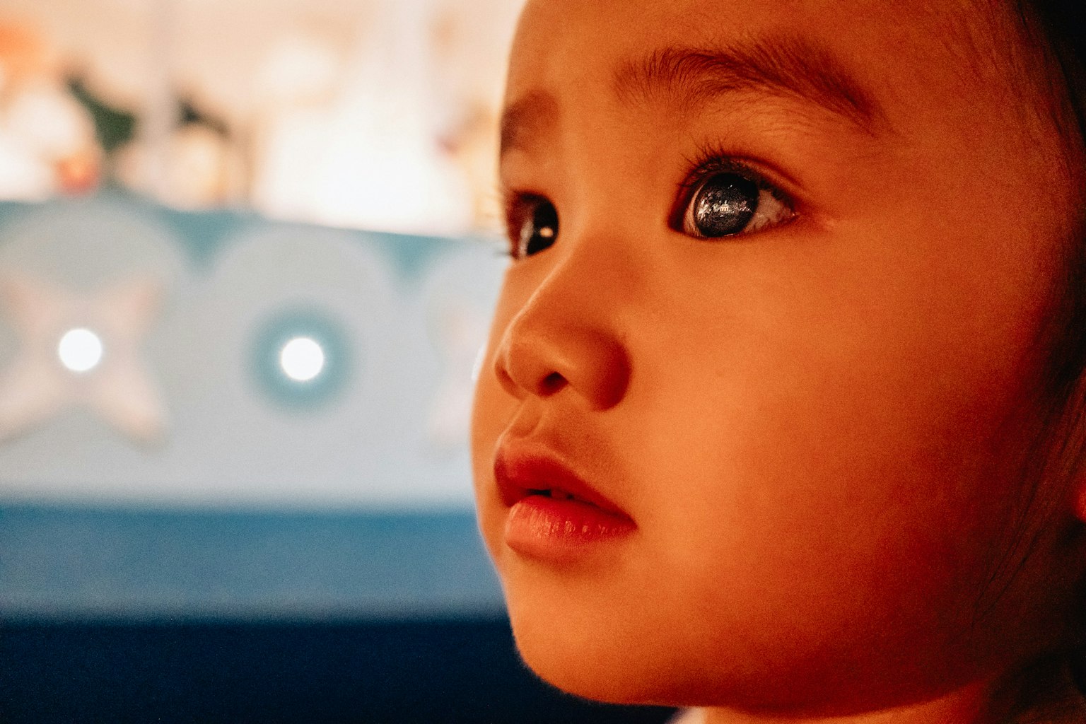 Gros plan sur le profil d'un enfant éclairé par une lumière douce
