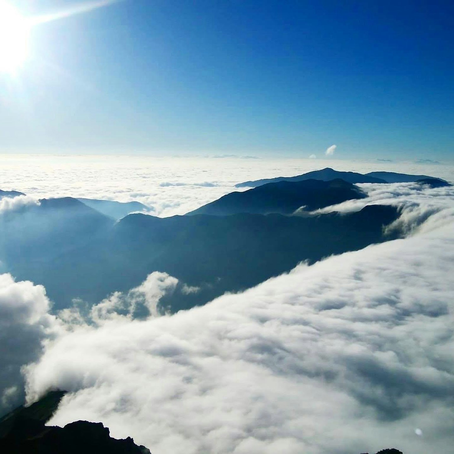 蓝天和云海的美丽风景，山脉可见