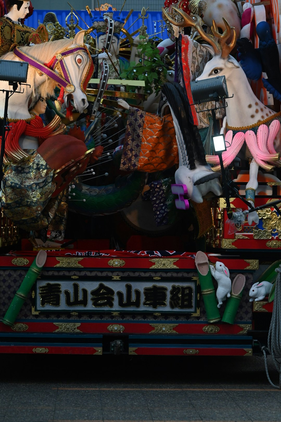 裝飾馬與絨毛玩具的店鋪陳列