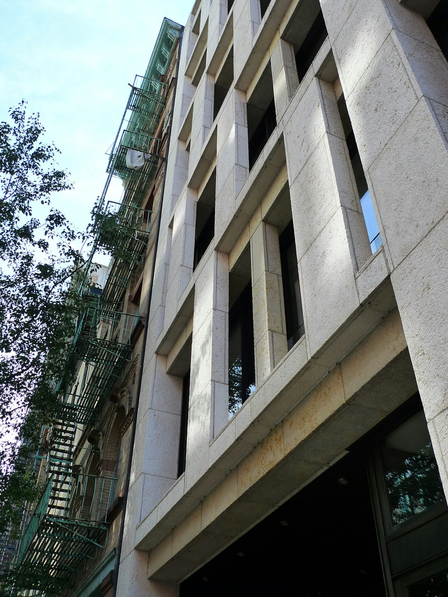 Moderne Gebäude-Fassade mit linearem Design Fenstern und Betonstruktur