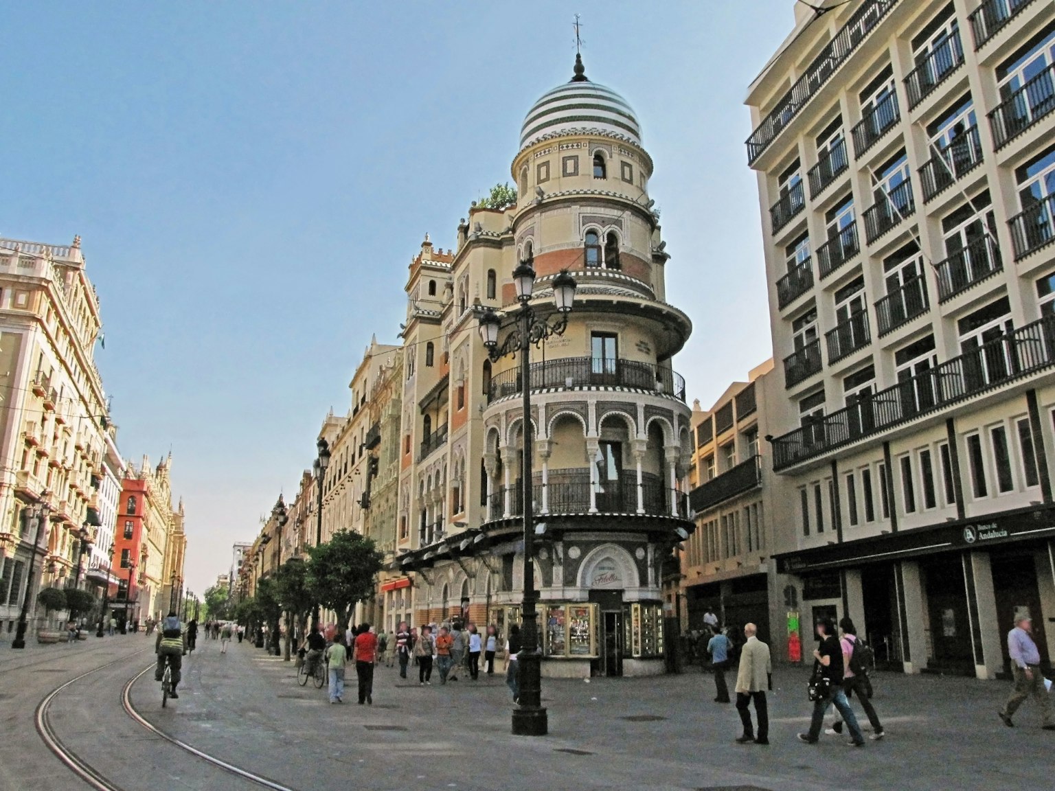 Persone che camminano in una strada con bellissimi edifici storici