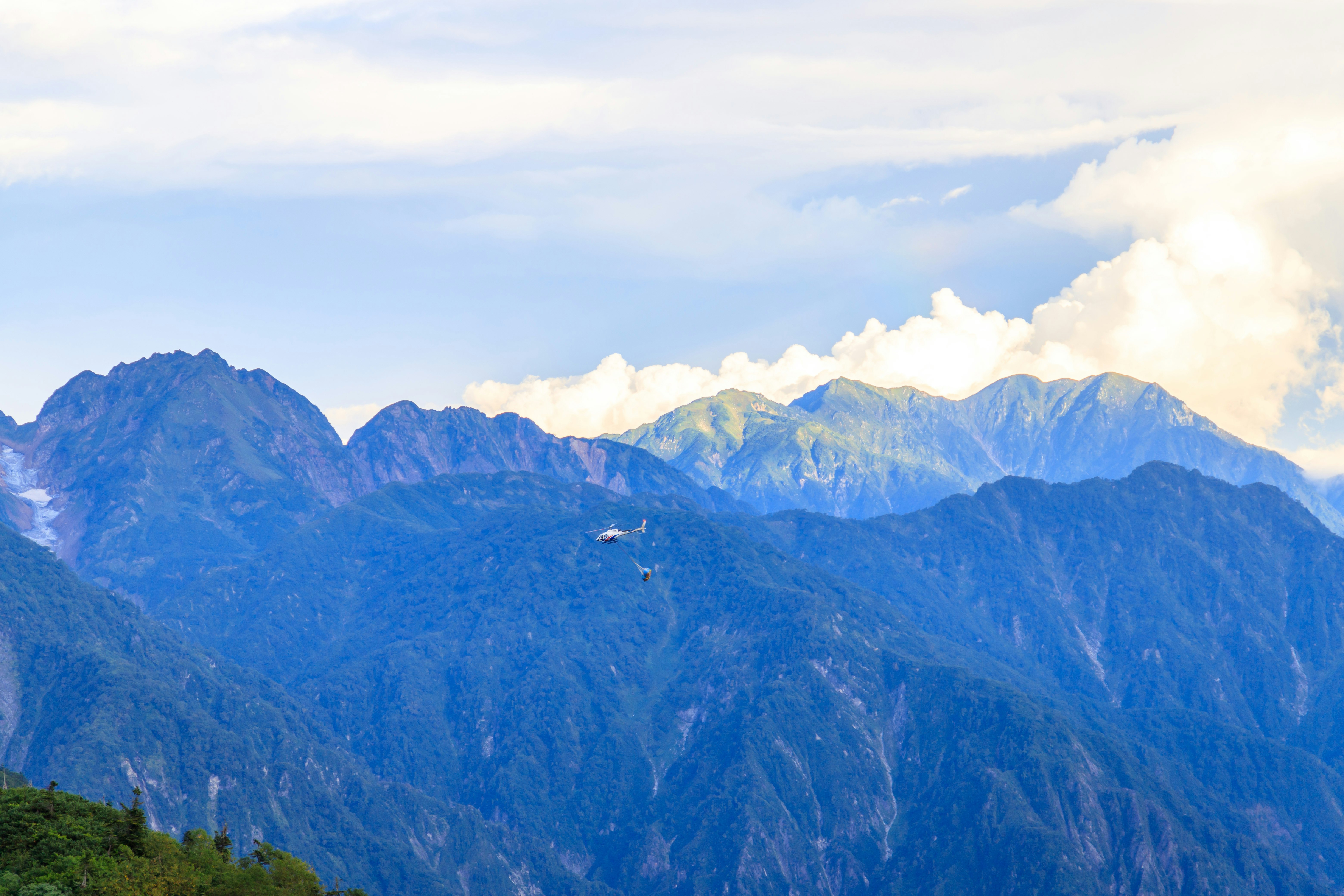 雲層掠過山稜的壯麗群山景色