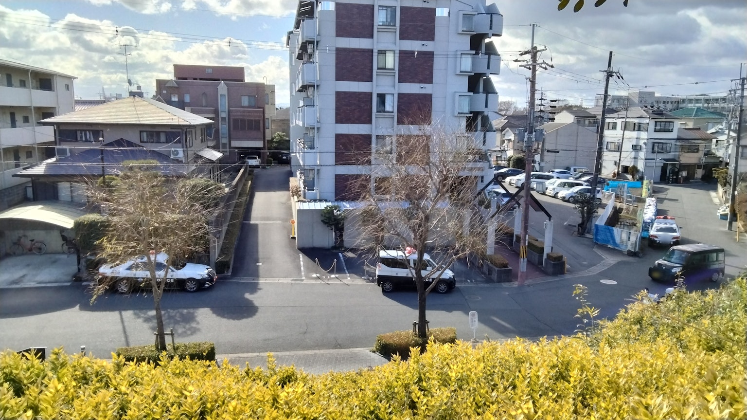 Paysage urbain avec des immeubles et un parking sous un ciel bleu