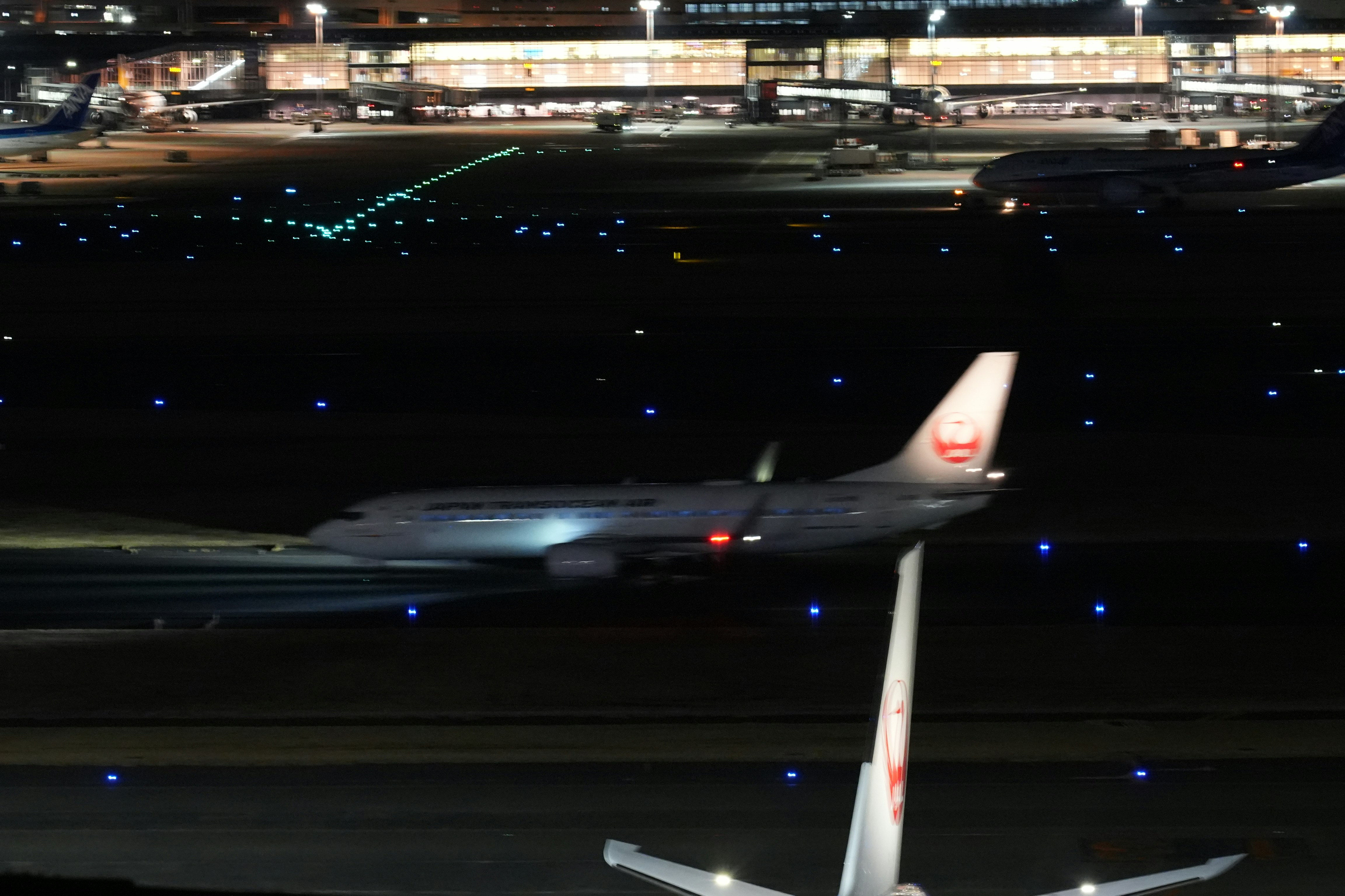 飛行機の機体と滑走路の夜景