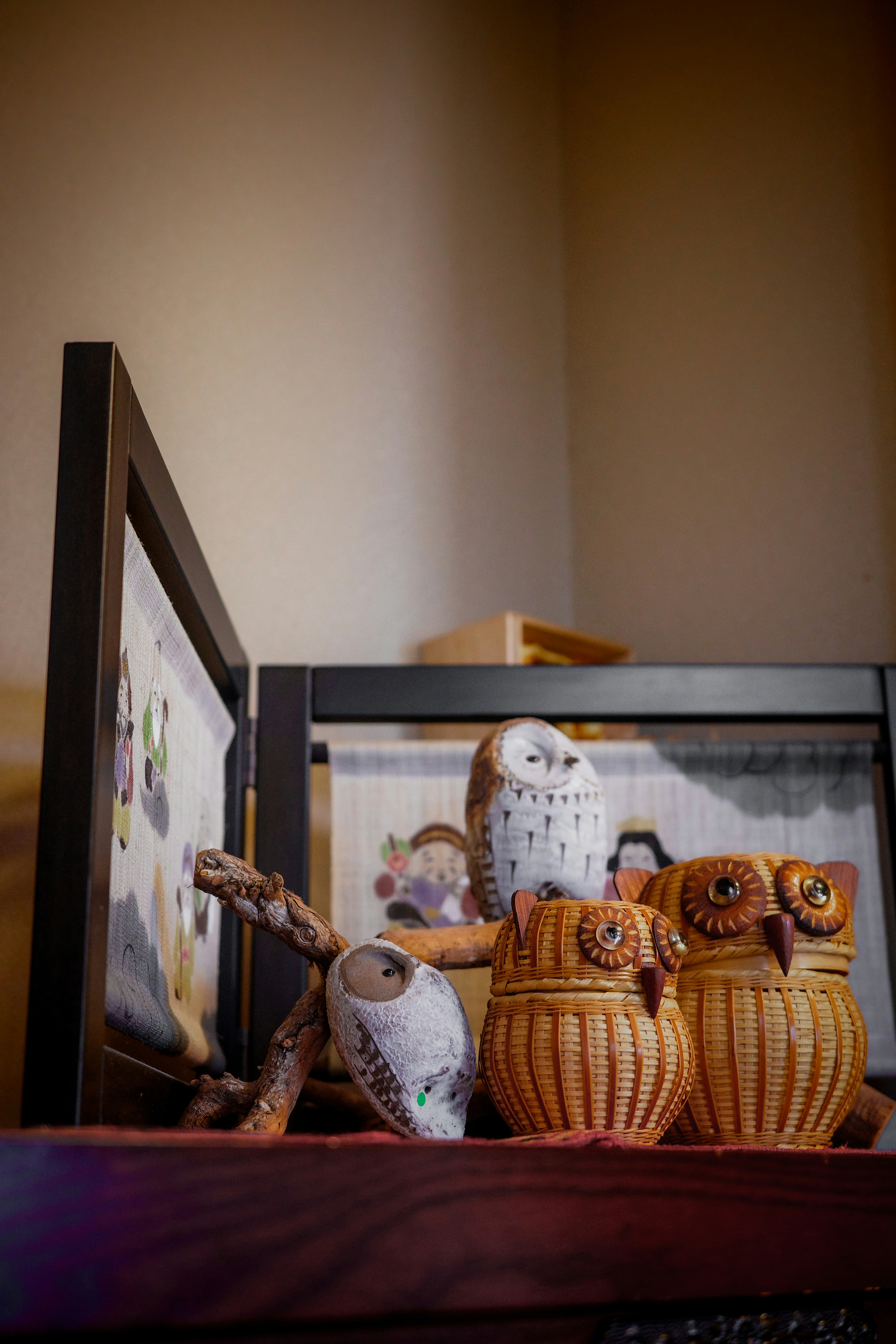 étagère avec figurines de hiboux et objets décoratifs
