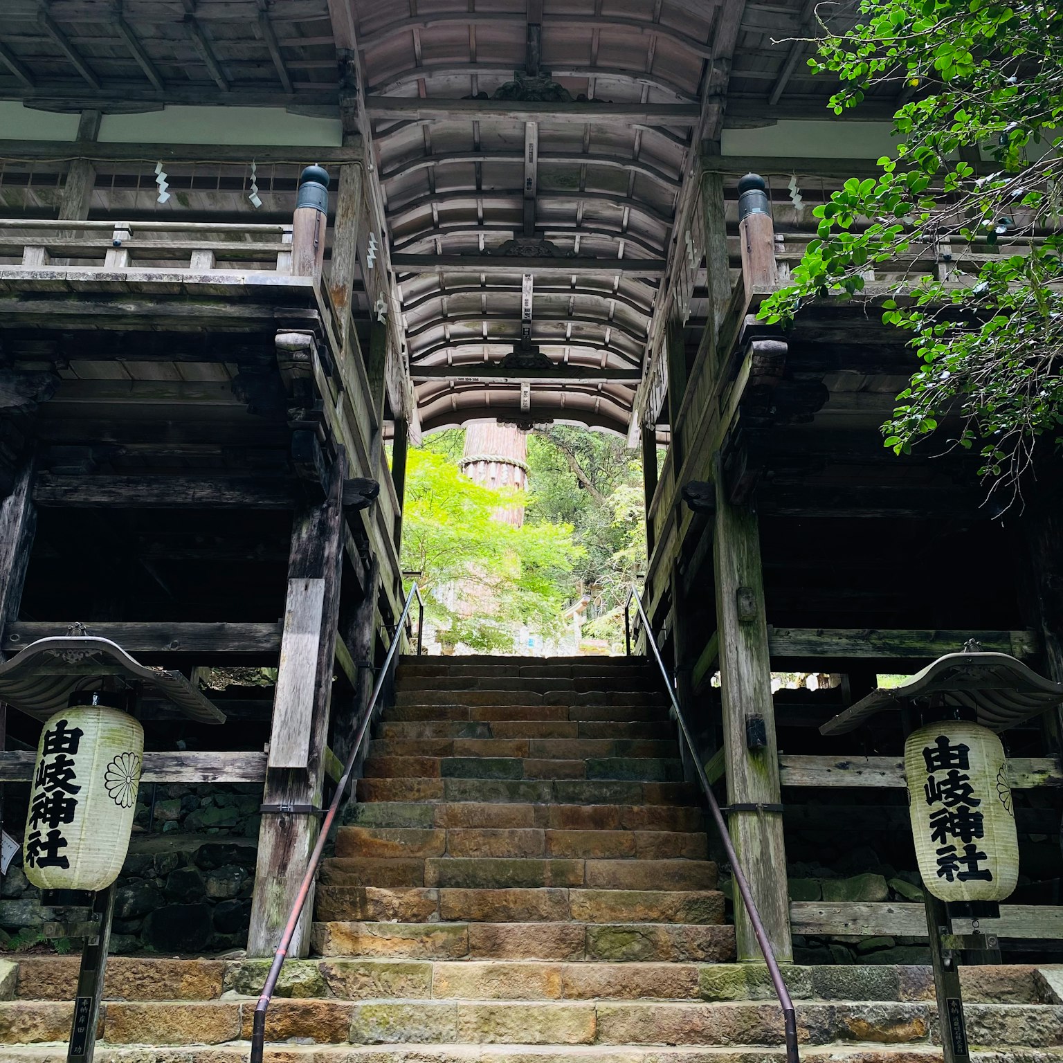 通往古老神社的阶梯和木制结构