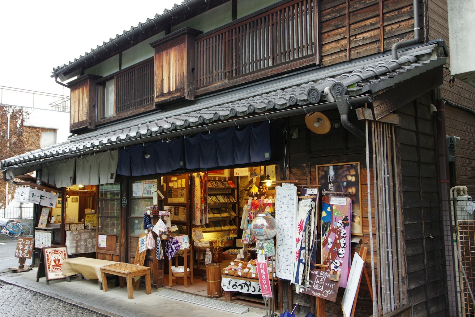 Traditionelle japanische Ladenfassade mit Holzfenstern und Noren