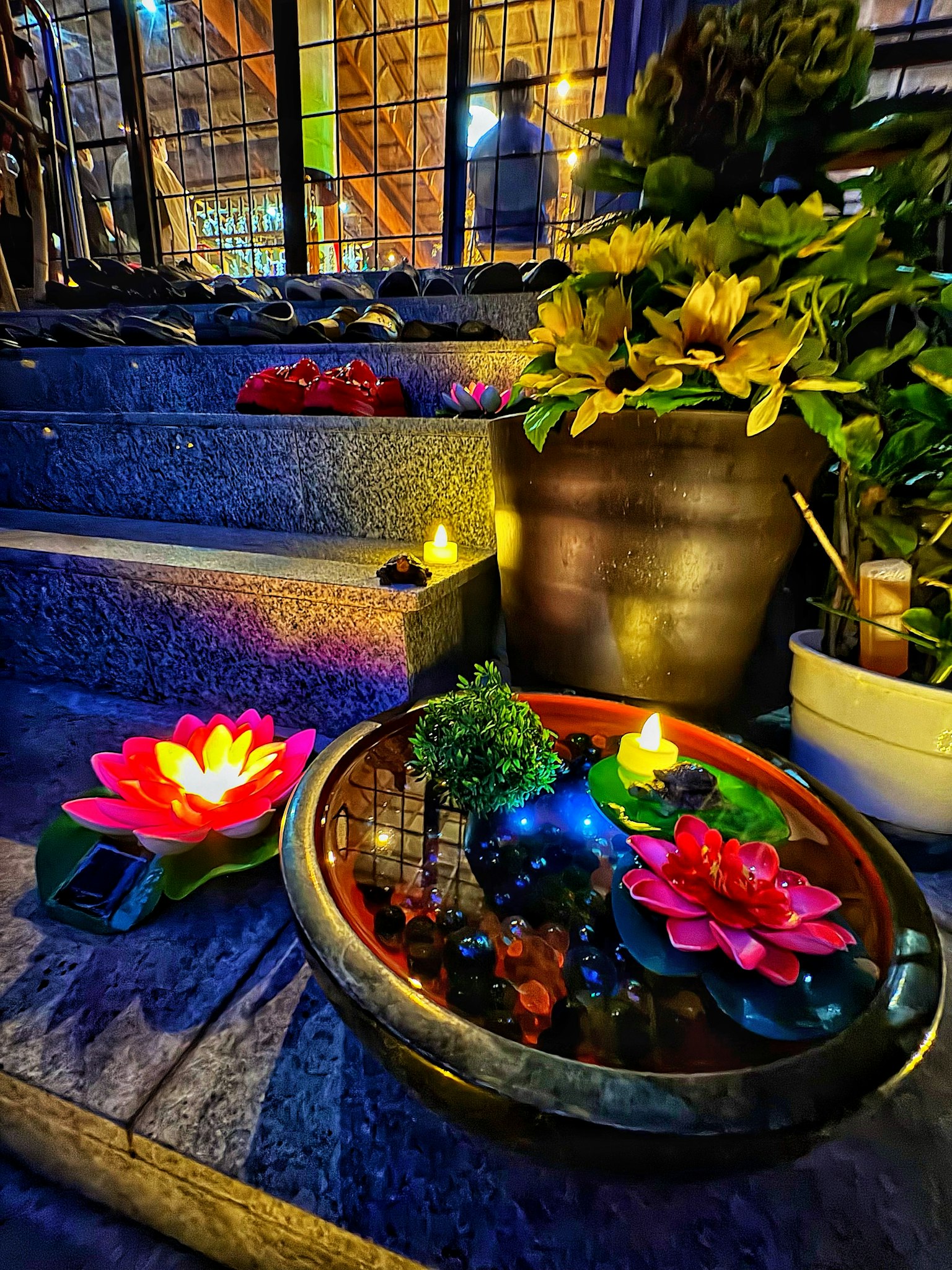 Cảnh yên bình với bát nước và hoa nhiều màu trên cầu thang