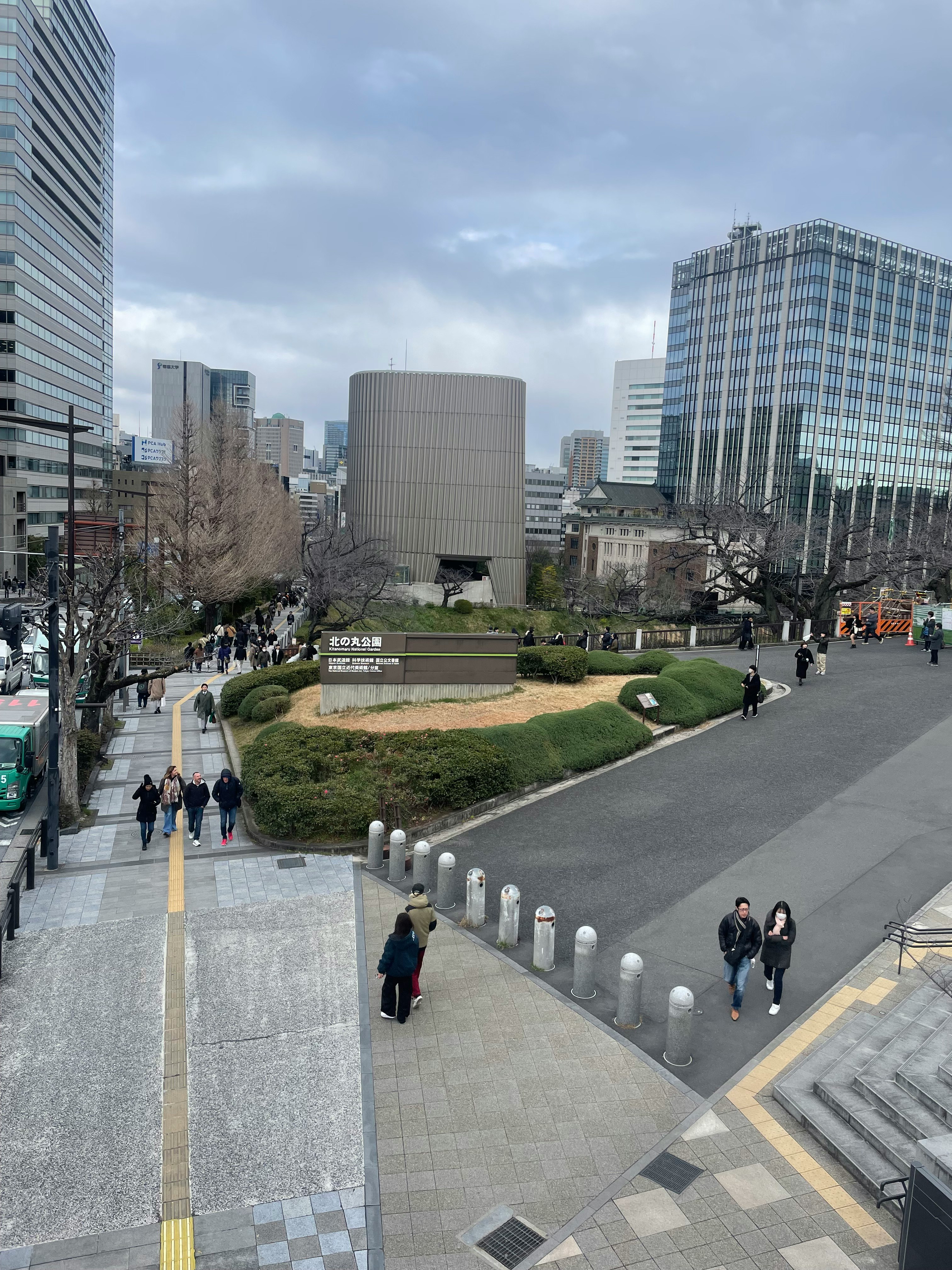 北の丸公園の歩道橋から見下ろす都心の街並み