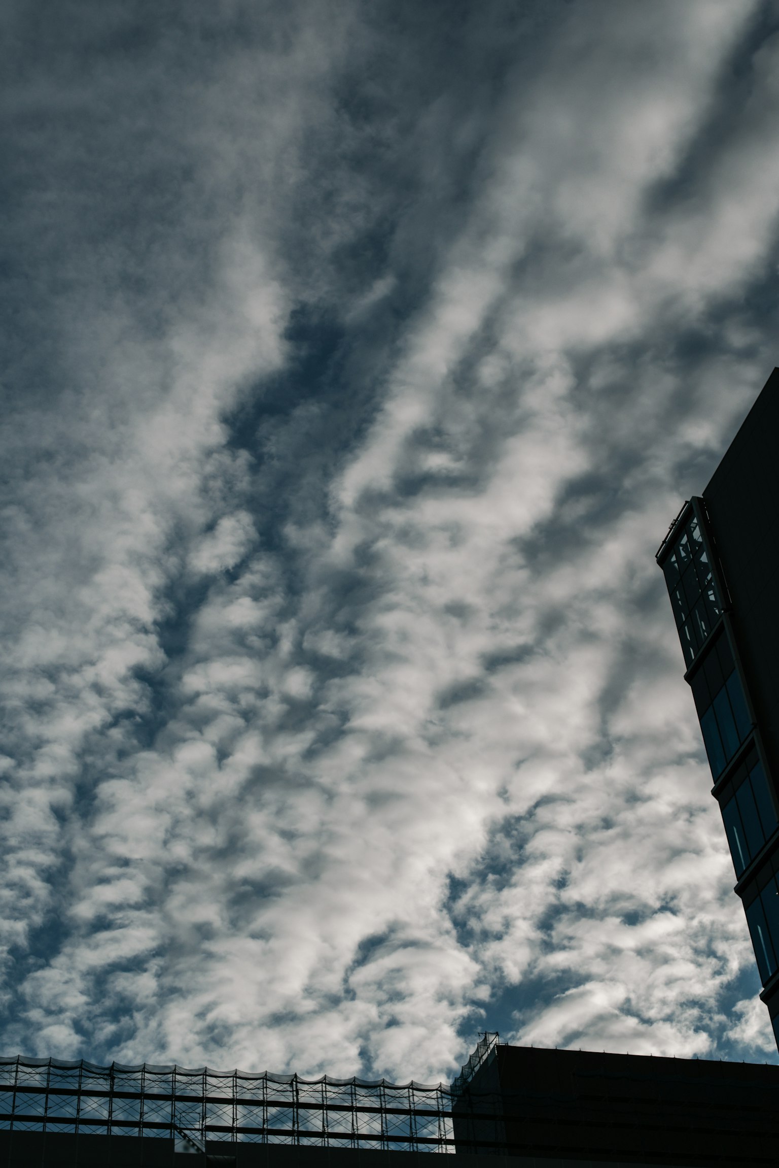 Cielo nublado con silueta de edificio