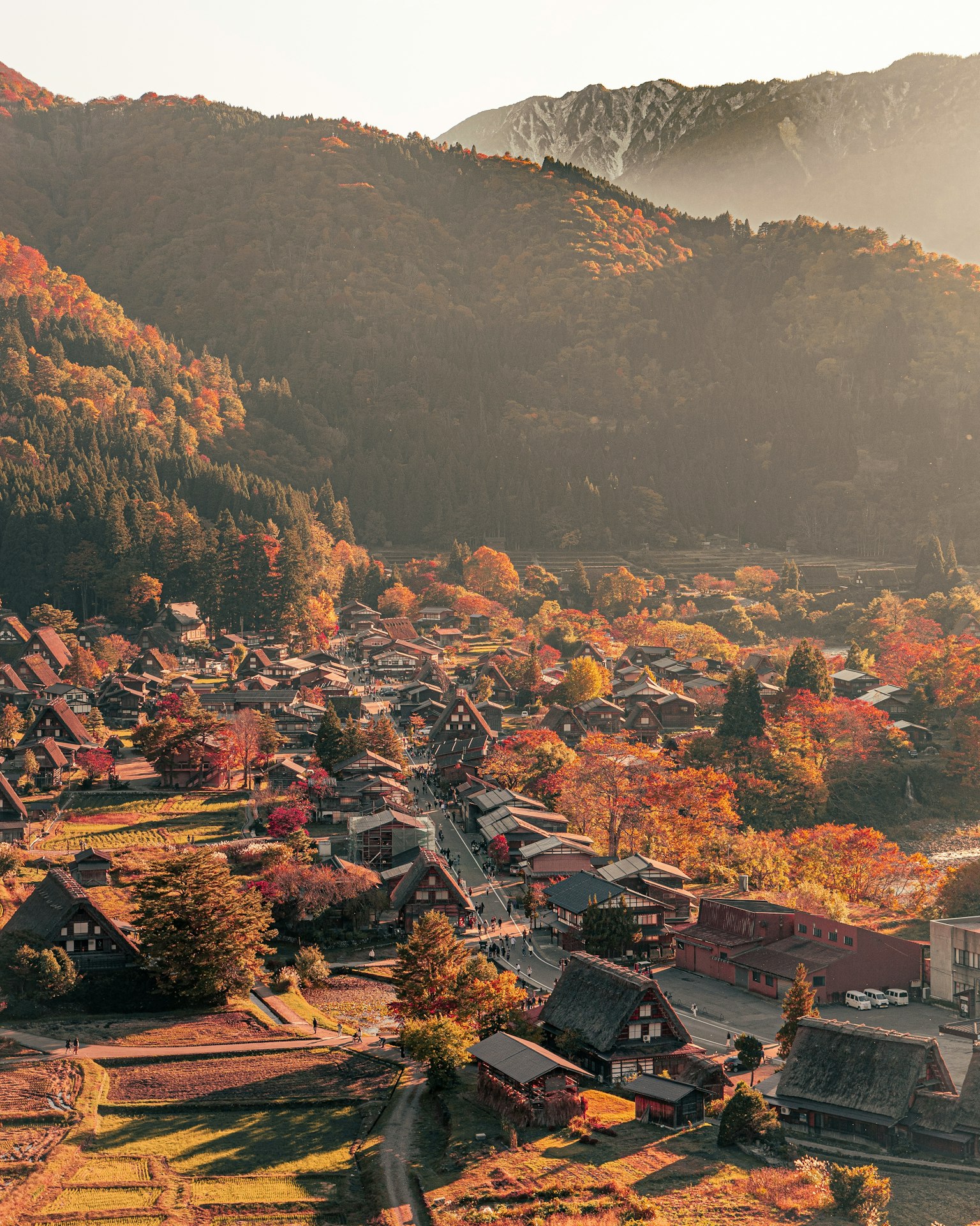 Vista escénica de un pueblo de montaña en colores de otoño