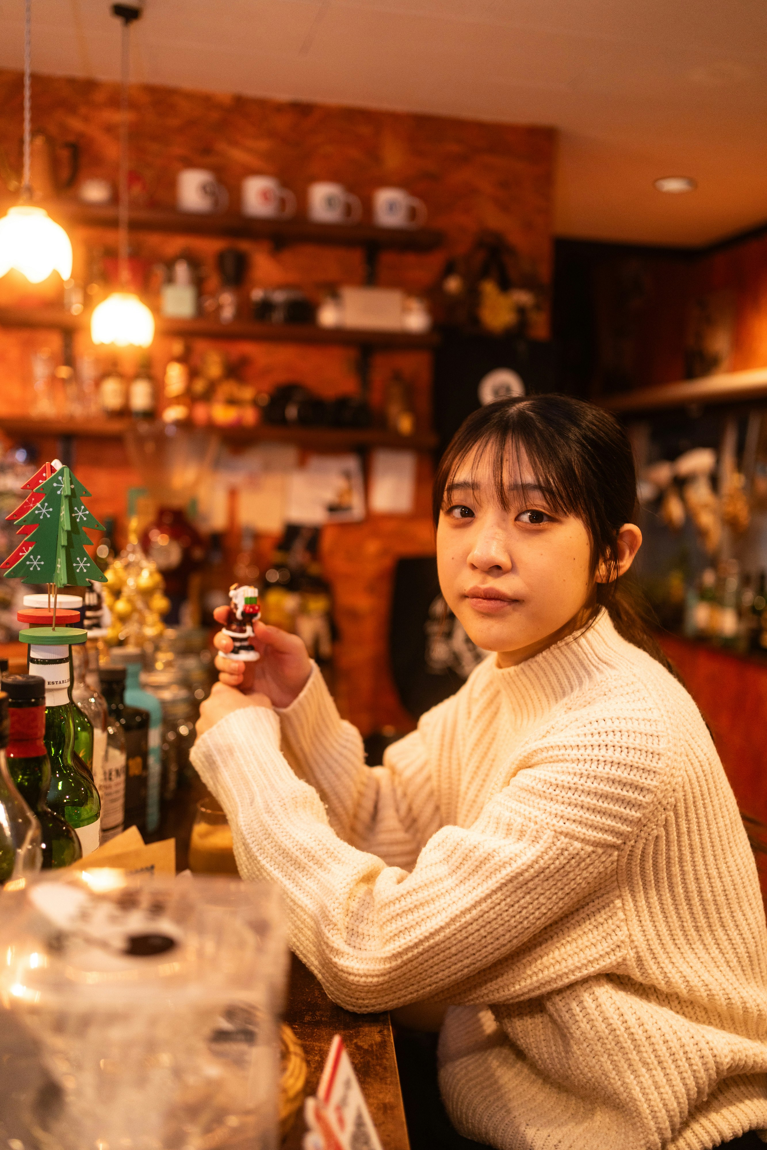 聖誕裝飾咖啡館裡微笑的女性人像圖片