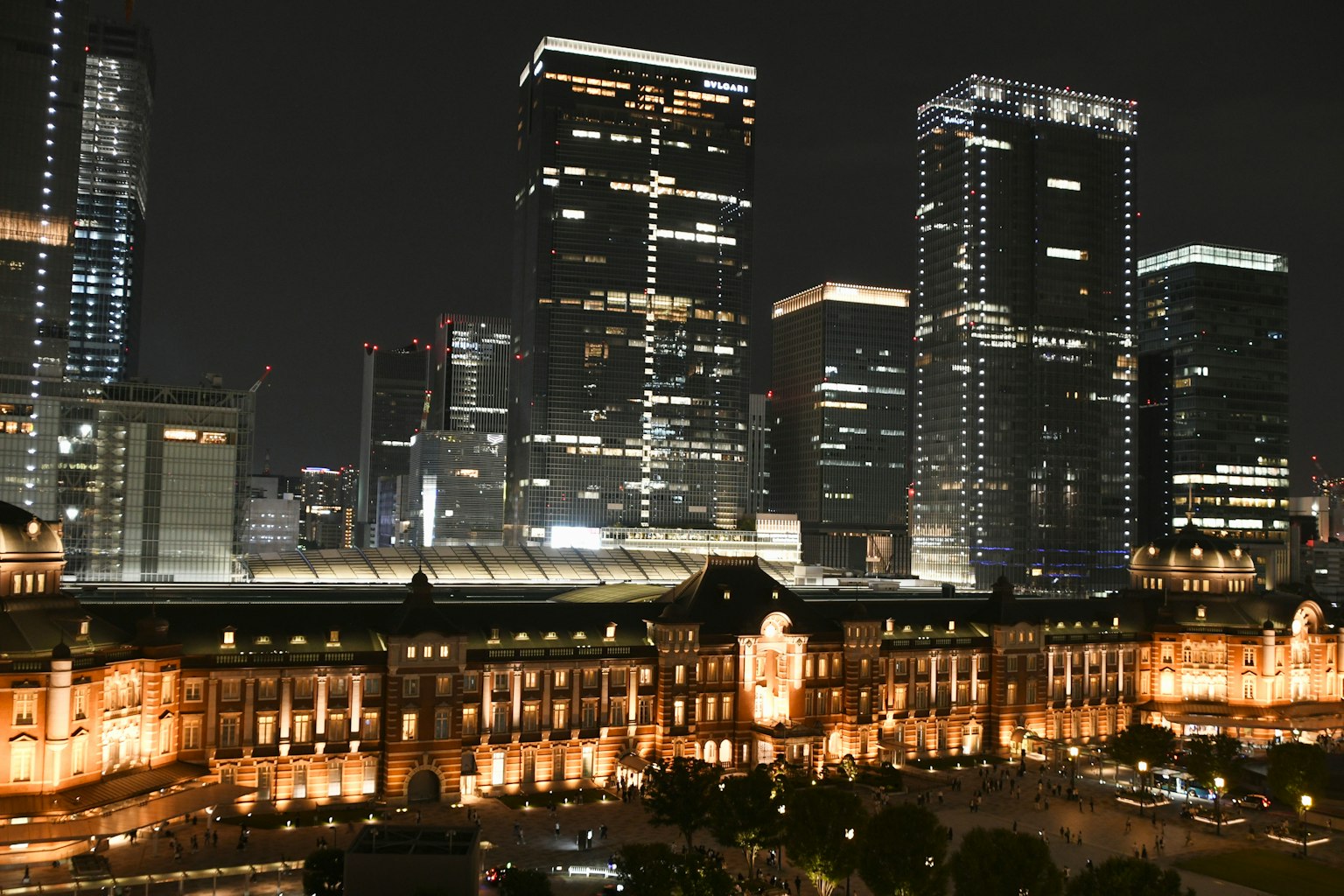Hermosa vista nocturna de la estación de Tokio y rascacielos