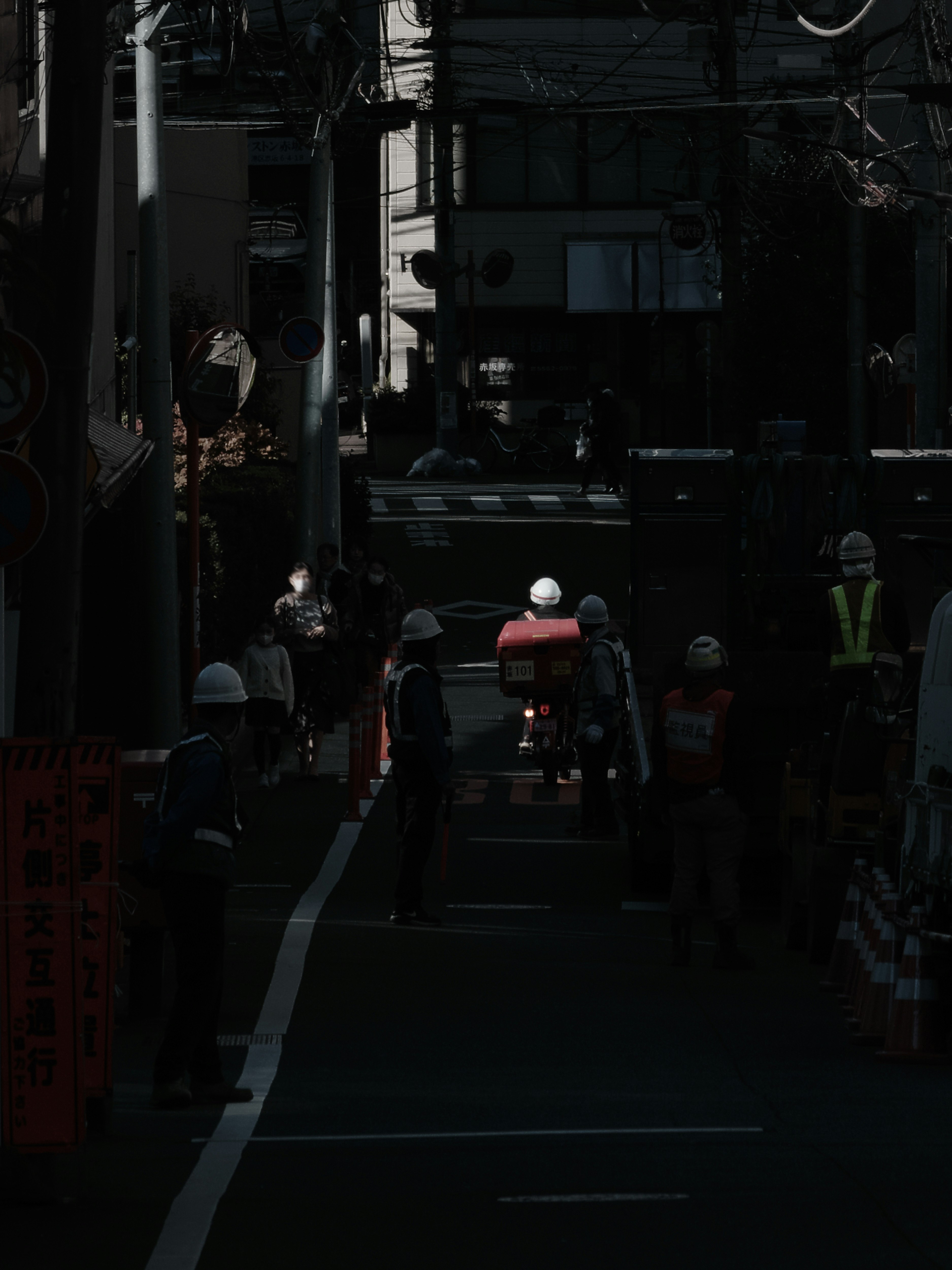 東京巷弄中郵政投遞機車場景