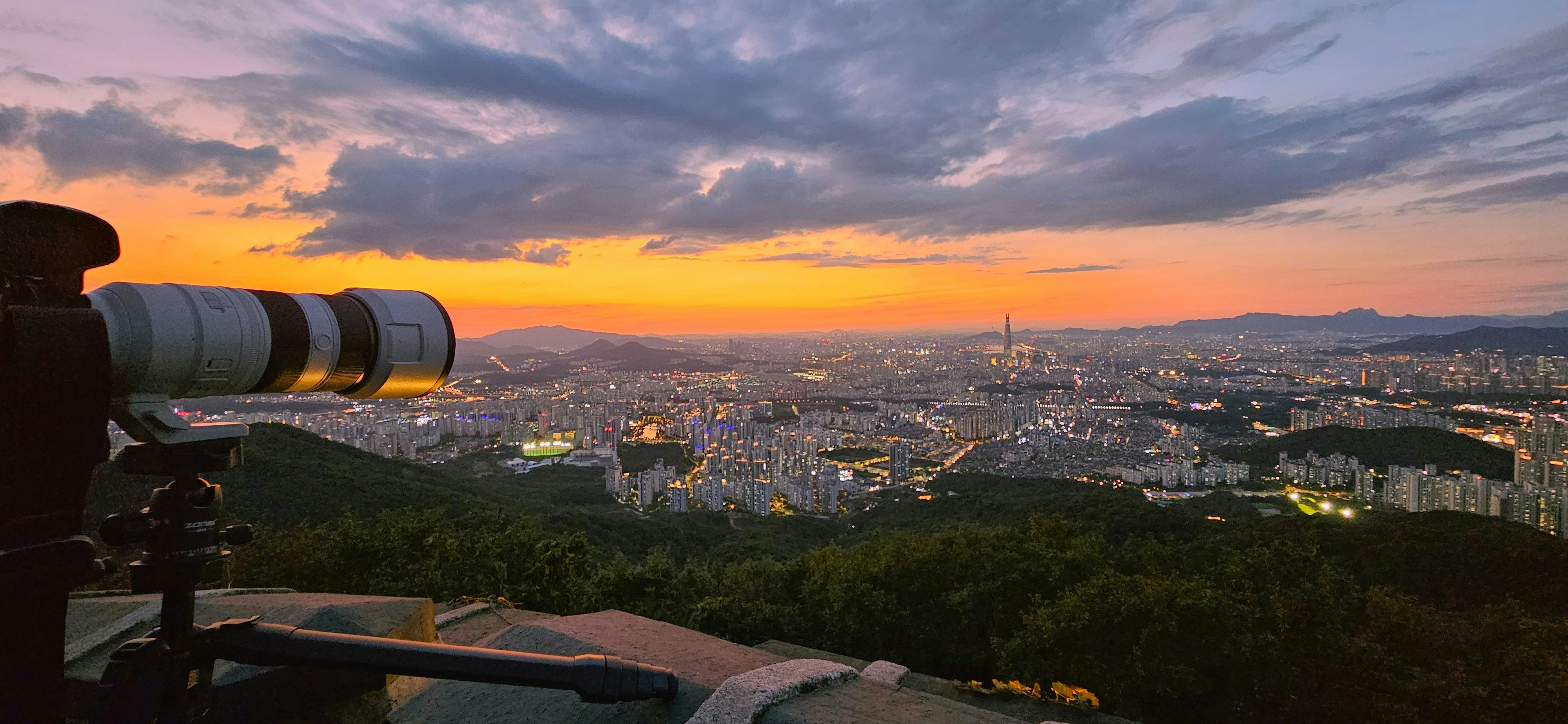 南漢山城の西門展望台から望む秋の夕焼けの山並みと街景色