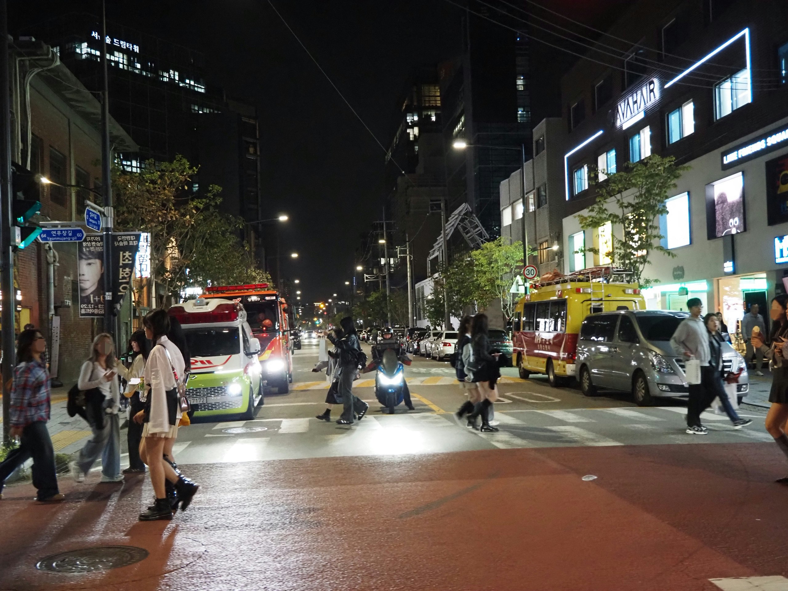 con phố đêm nhộn nhịp ở Hàn Quốc với biển hiệu đèn neon