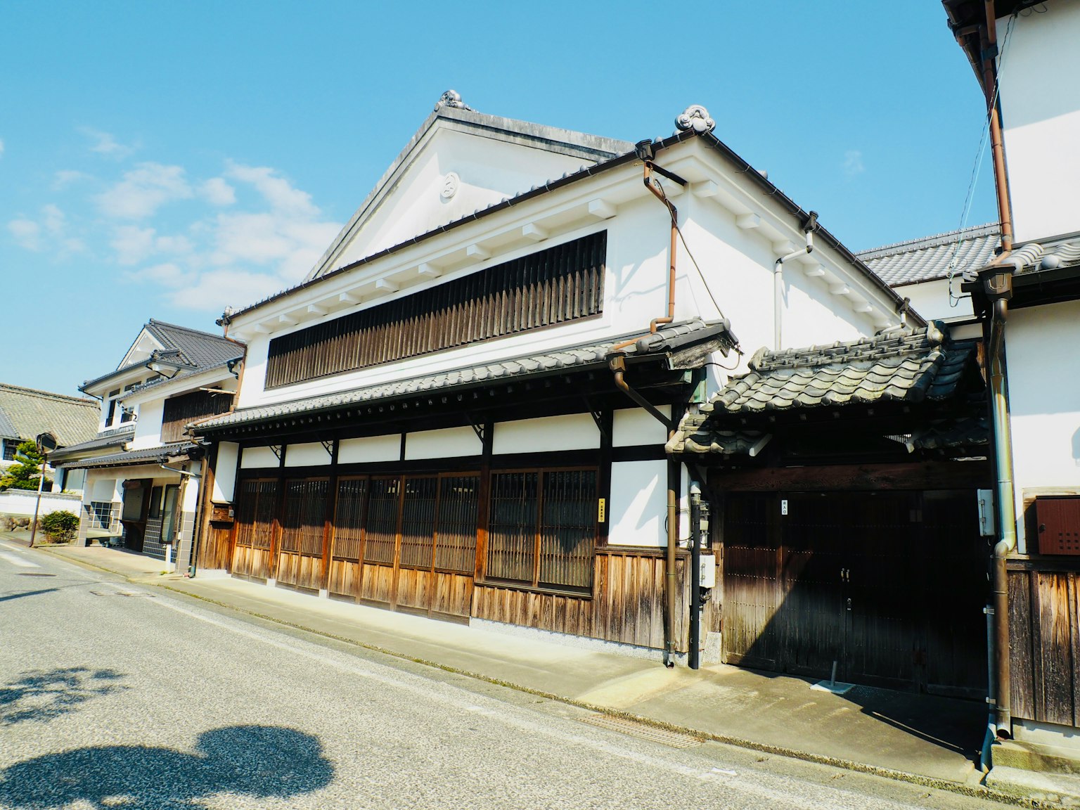 傳統日本建築外觀，木格窗和瓦屋頂在藍天下