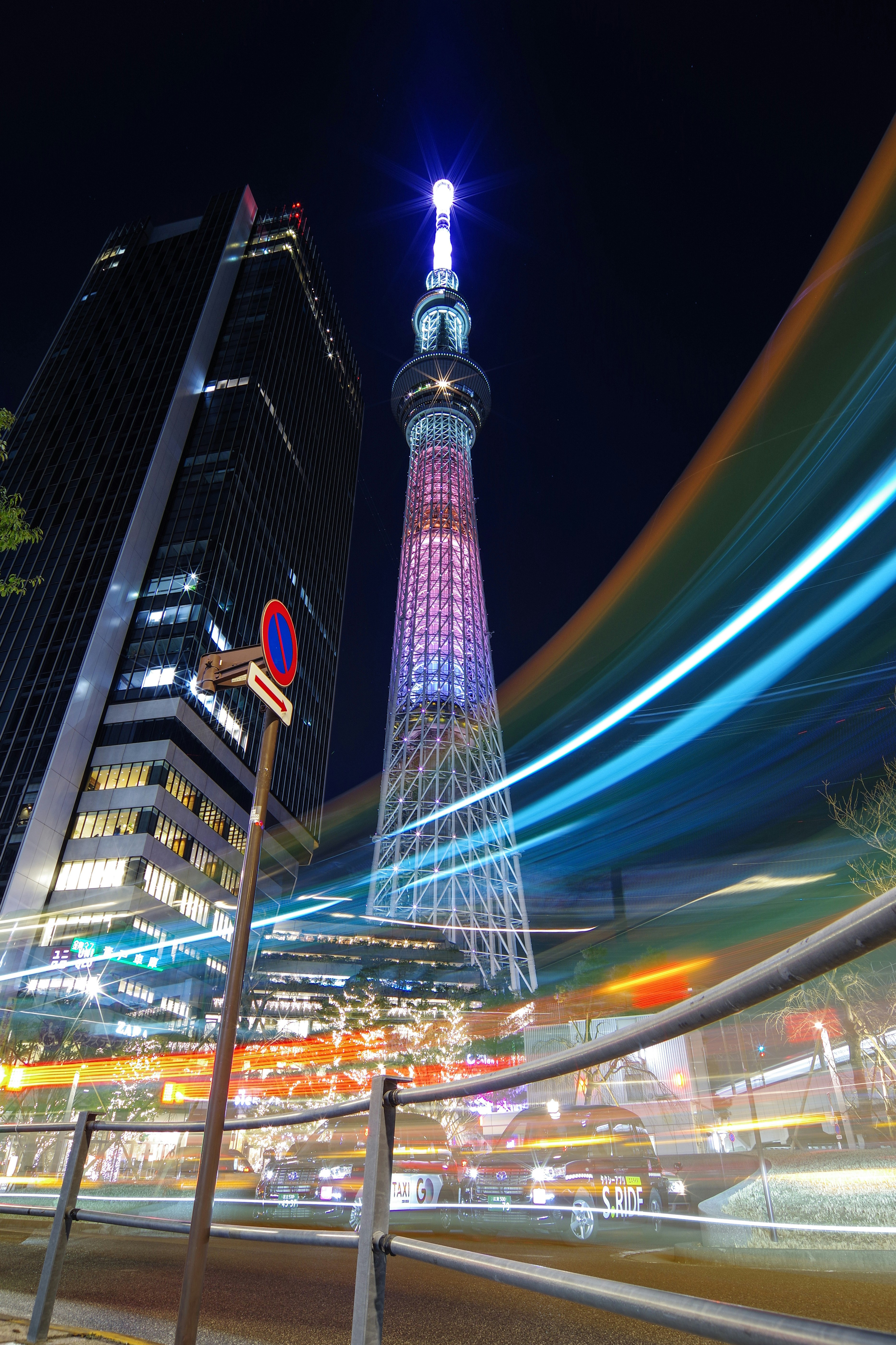 東京スカイツリーの夜景と周囲のビル群の光跡