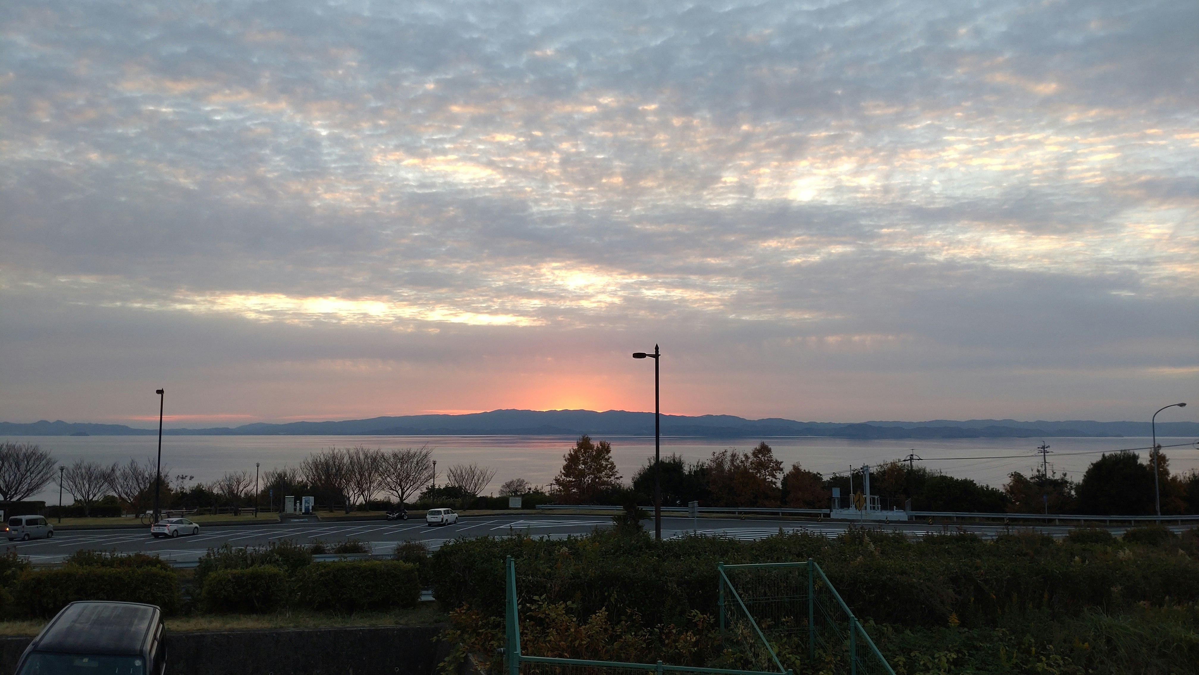 大村湾の夕景を望む海辺の風景