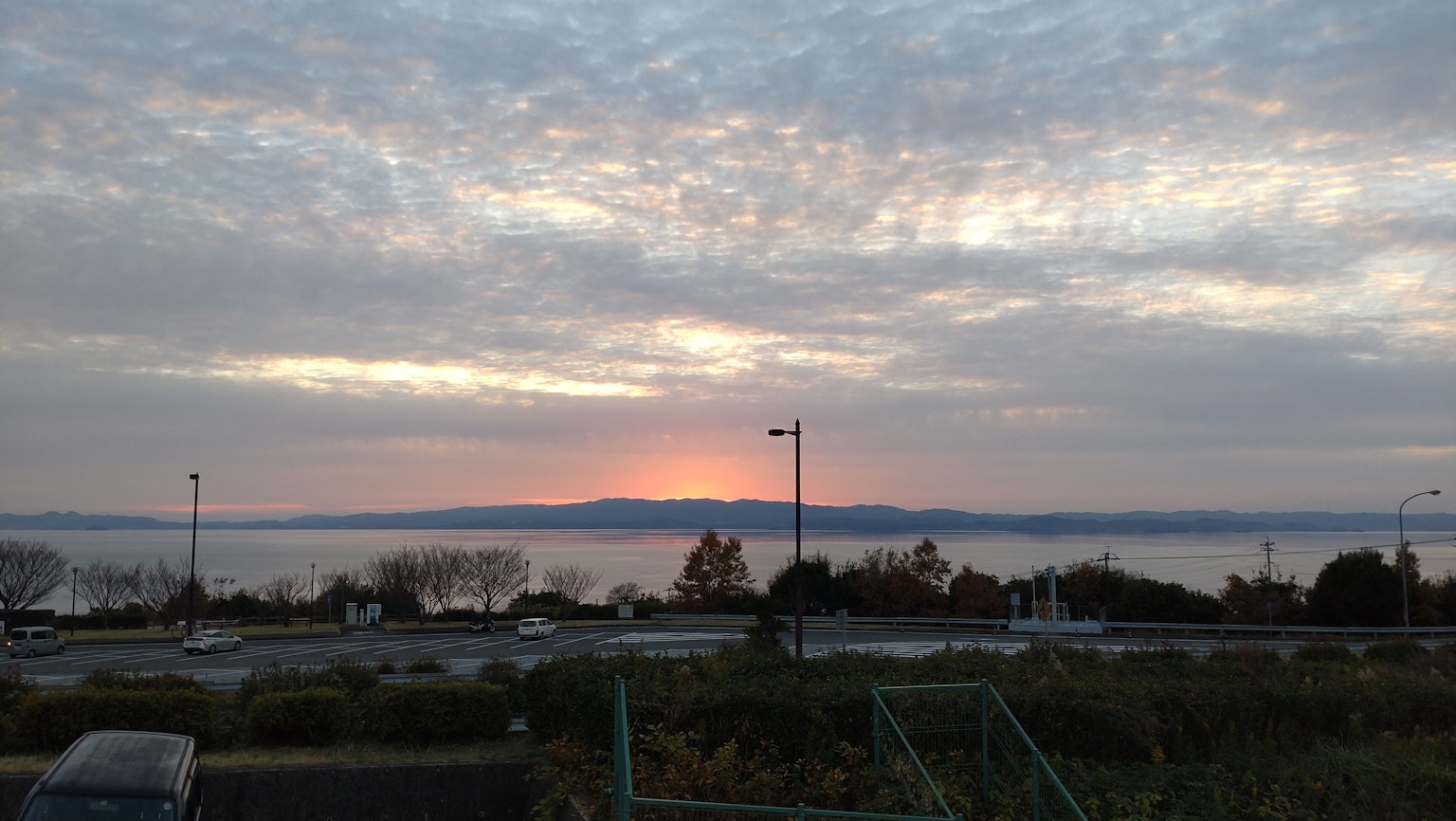 Bellissima vista del tramonto su un lago con cielo nuvoloso