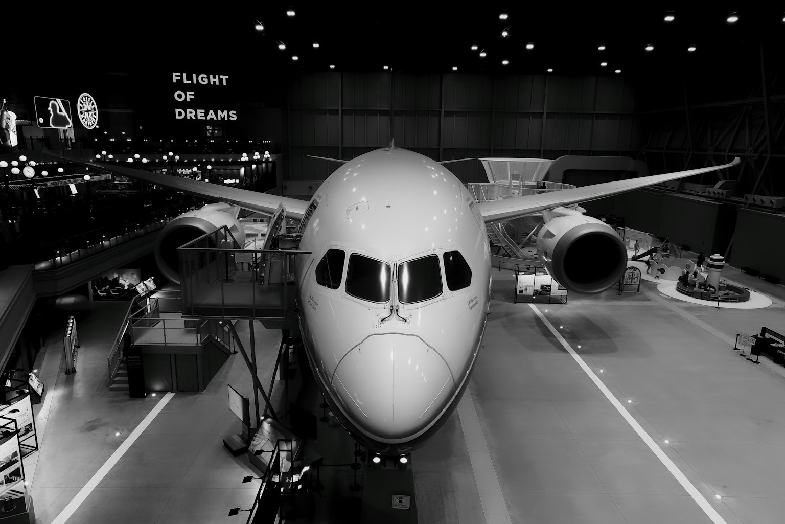 Image en noir et blanc d'un avion préparé pour le vol de rêves