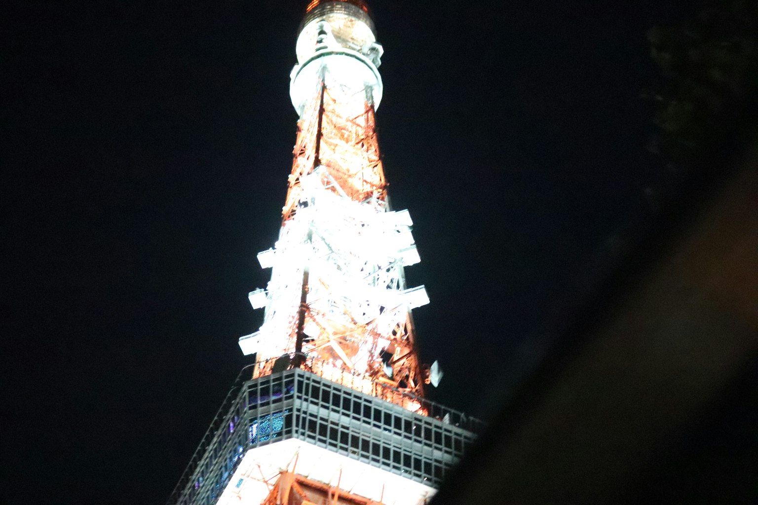 東京塔夜間照明展現生動的燈光