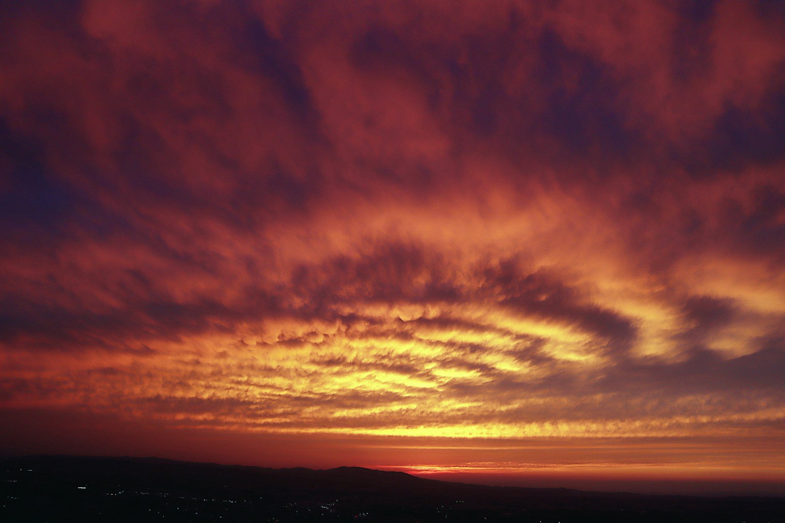 Ciel de coucher de soleil magnifique avec des nuages rouges et orange s'étendant