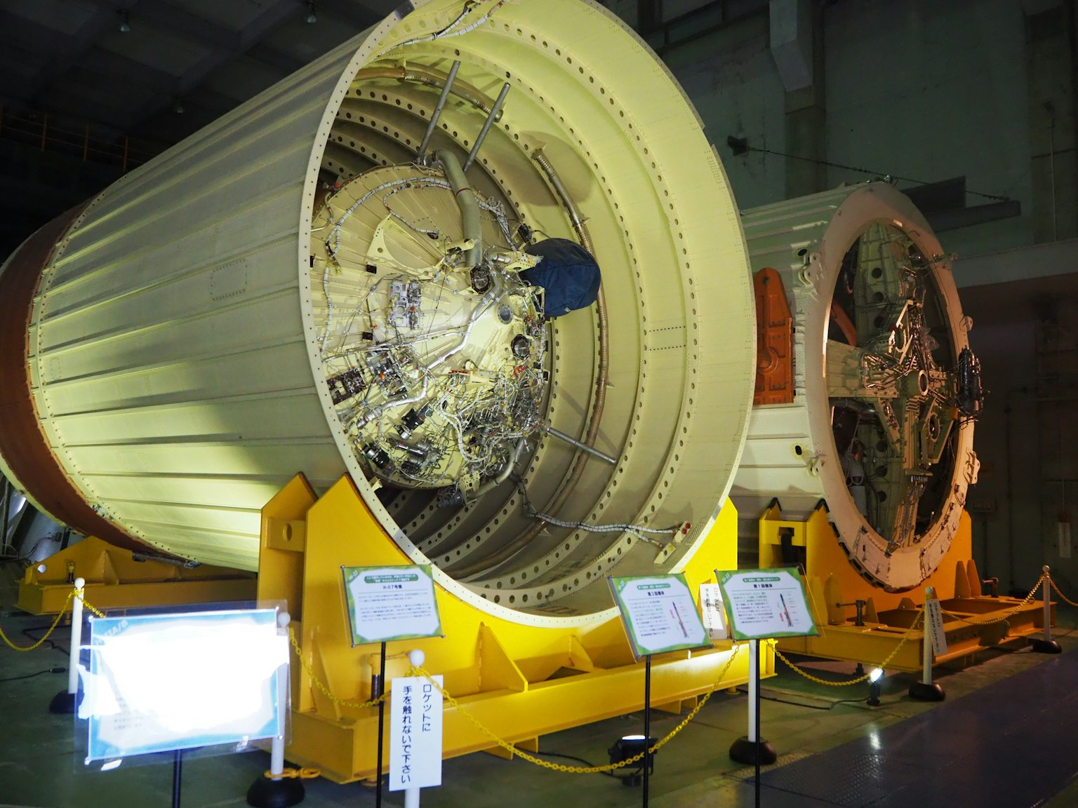 로켓 엔진 부품이 전시된 박물관 내부