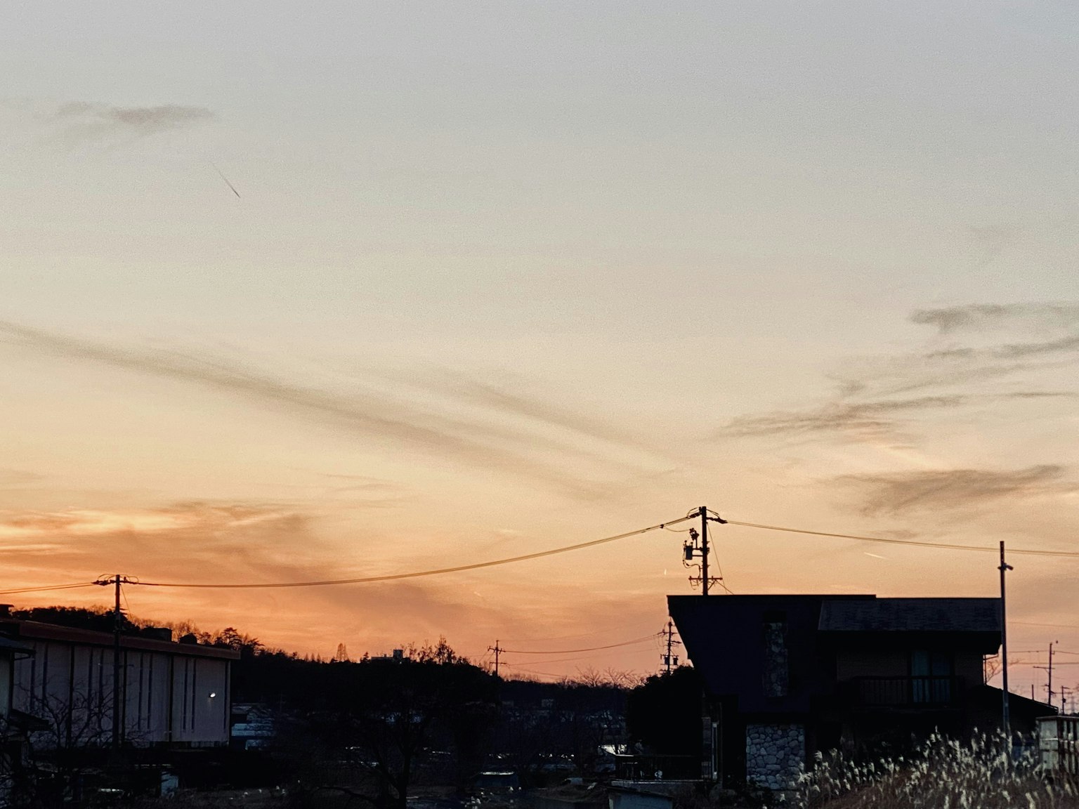 夕阳下的建筑和电线杆剪影