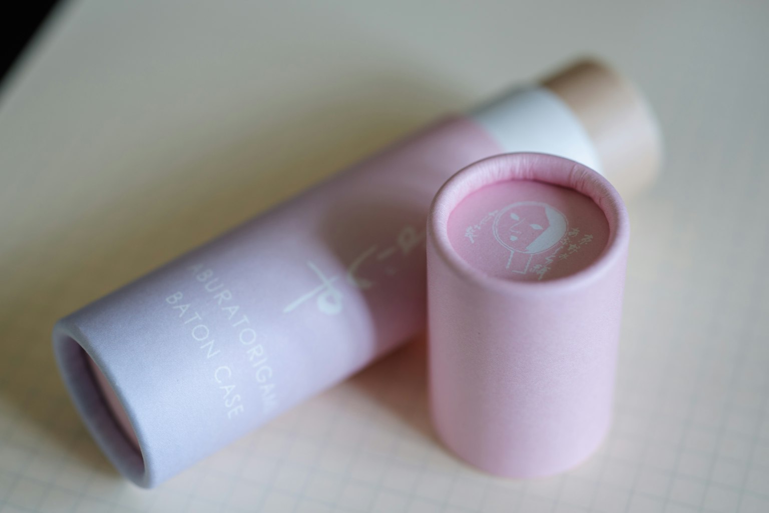 粉色化妆品管和滚珠容器放在一起