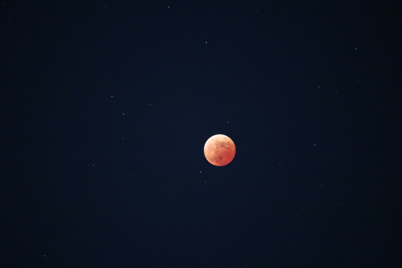 星空中的紅月亮