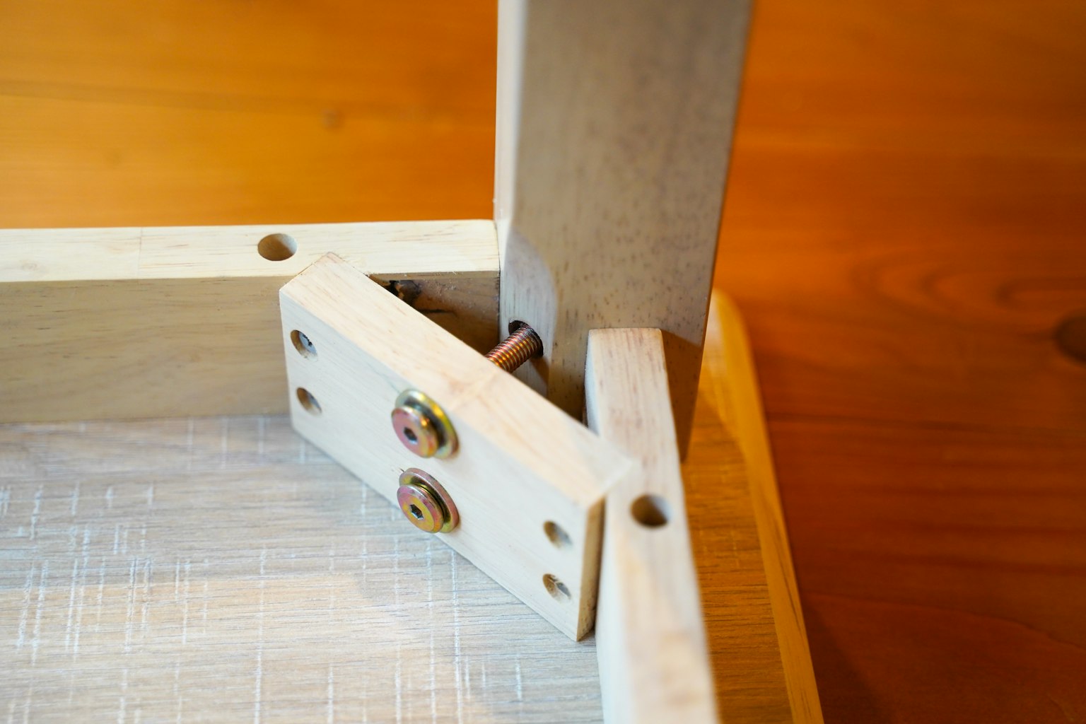 Gambar menunjukkan bagian perakitan furnitur kayu