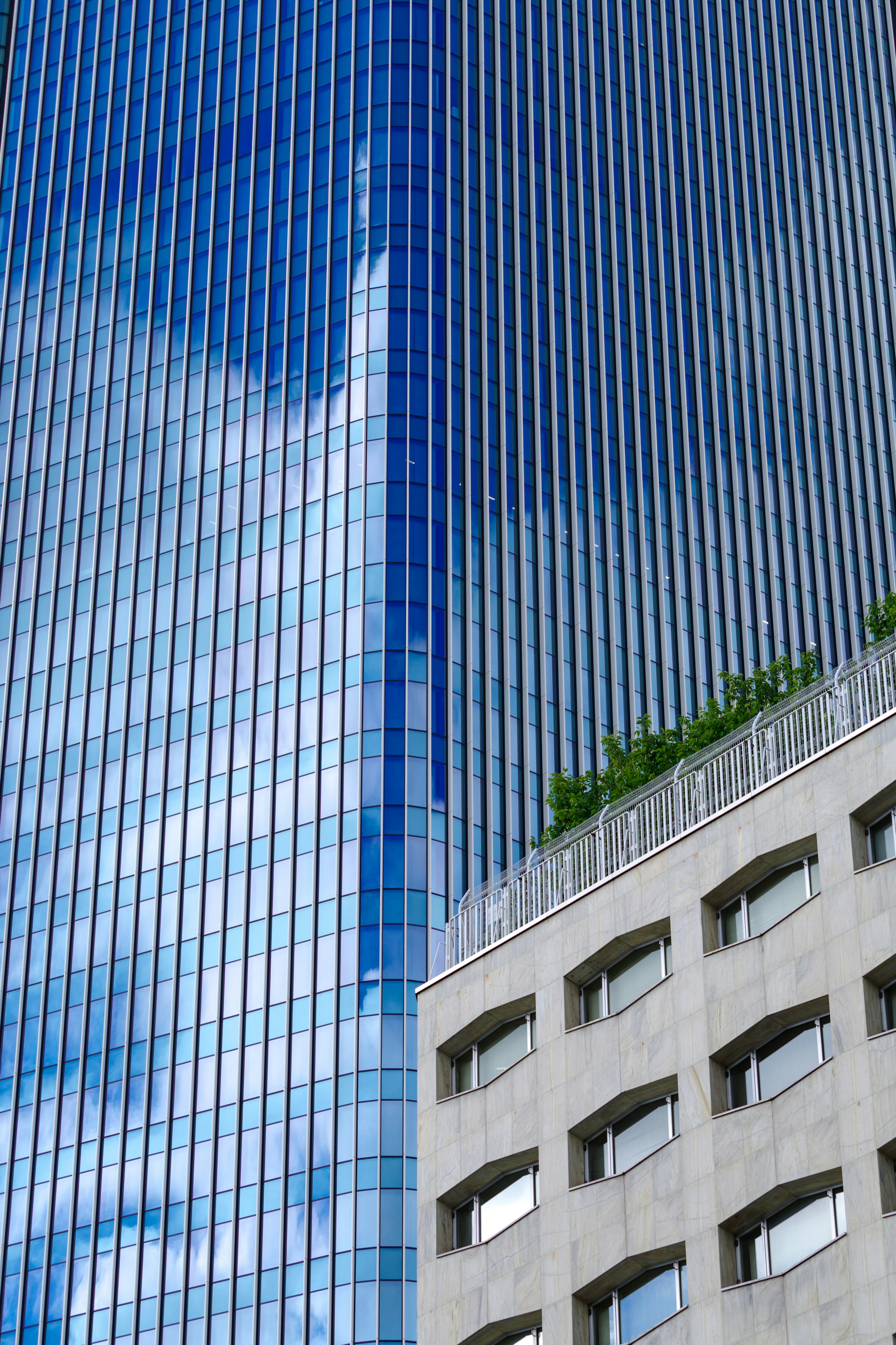 玻璃高樓外牆與相鄰建築