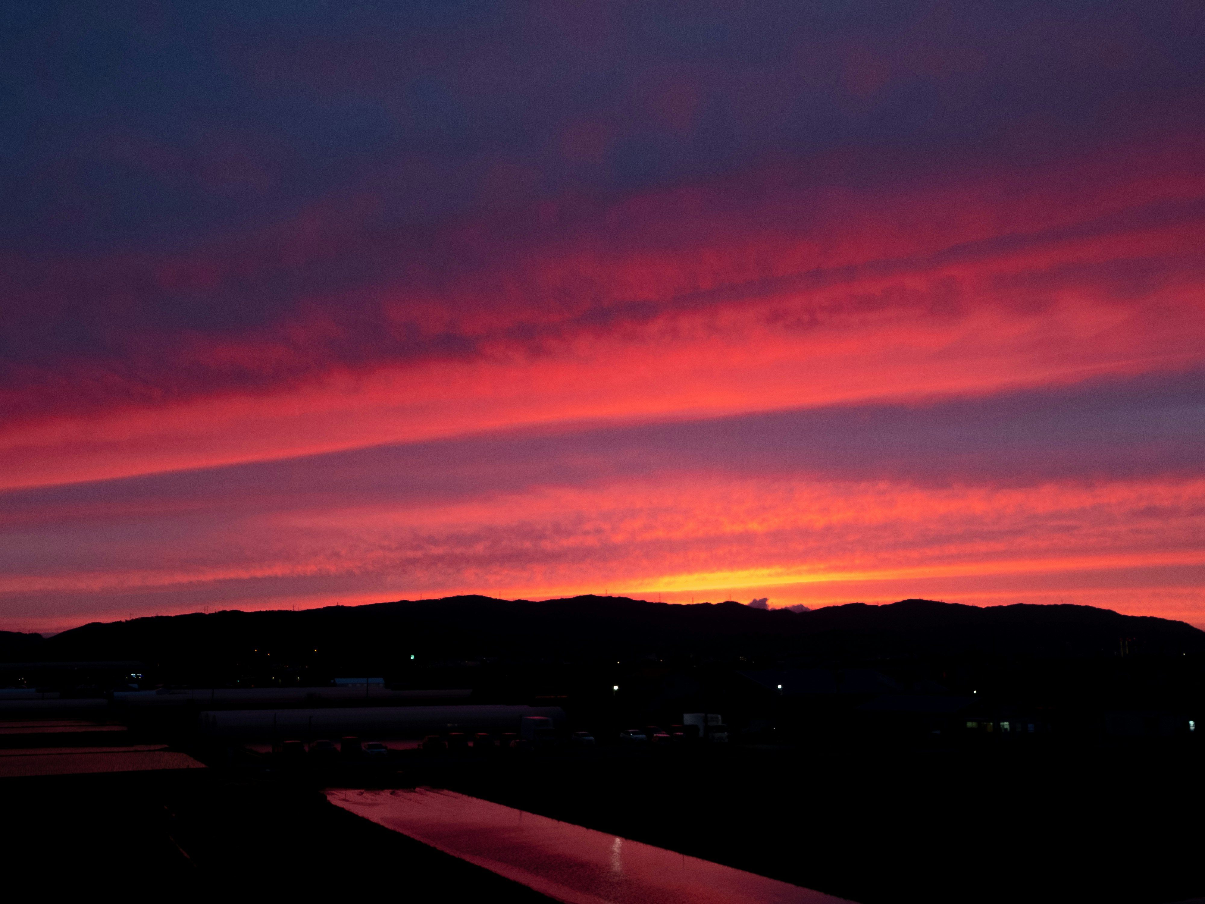 夕焼けの空と海沿いの街並み