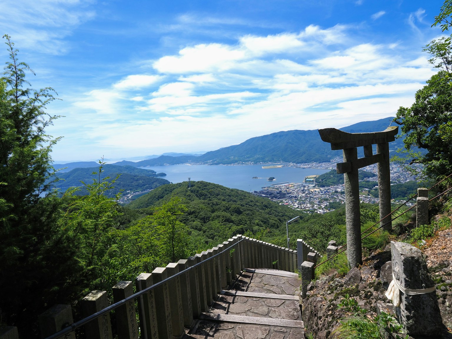 Vista panoramica di un lago e di una città da un sentiero di montagna