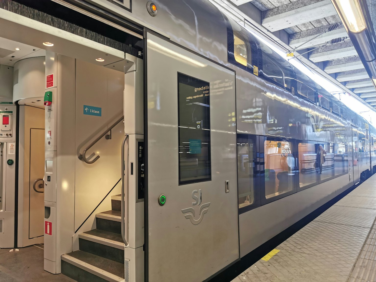 ทางเข้ารถไฟทันสมัยพร้อมดีไซน์เรียบหรูและบันได