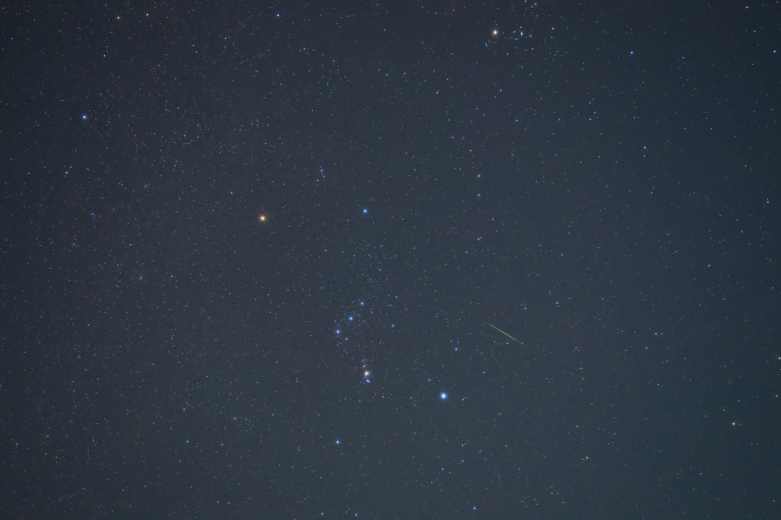 夜空中散佈的星星的美麗景色