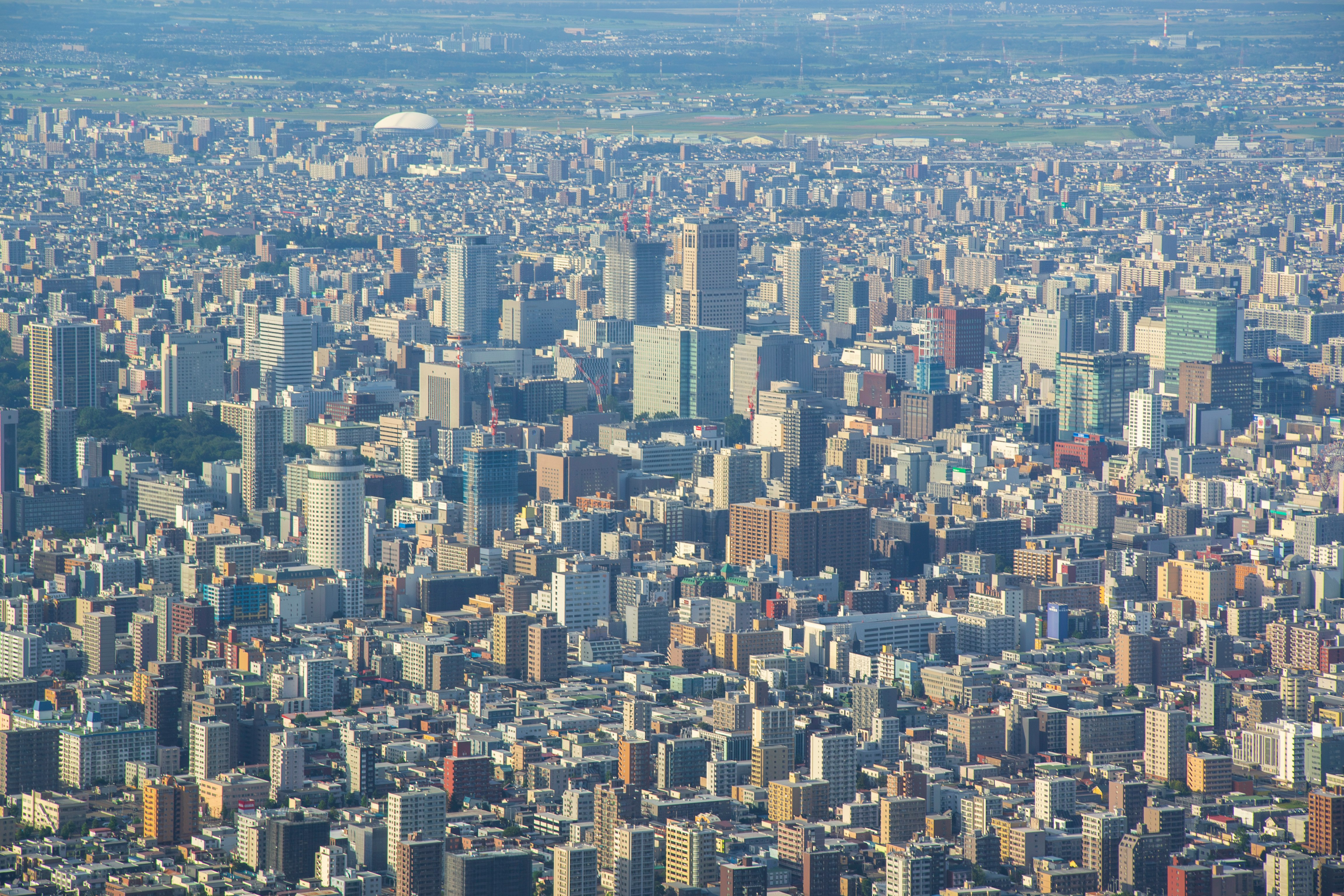 札幌のビル群が広がる都市の俯瞰風景