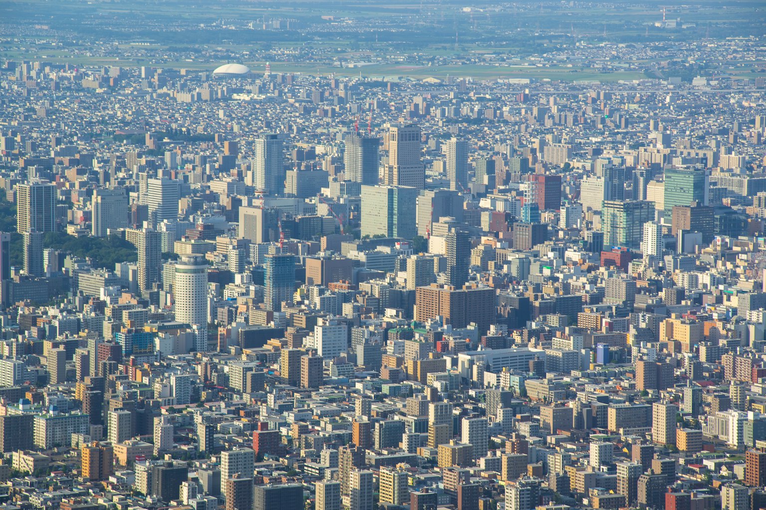 Vue panoramique d'une ligne d'horizon de ville avec de nombreux gratte-ciel