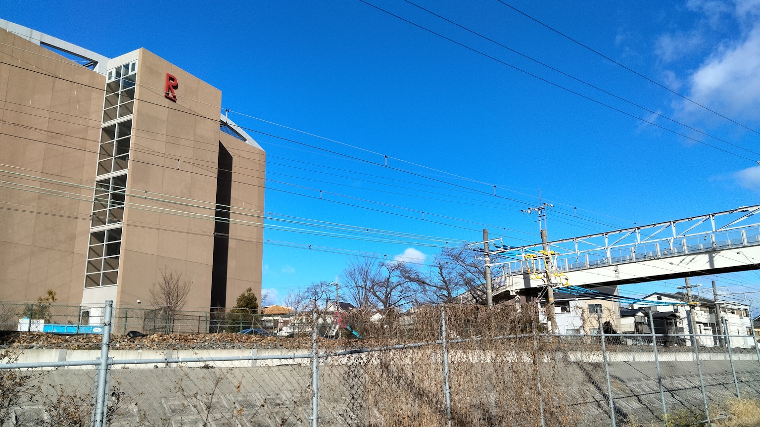 高层建筑的视图 蓝天 铁路桥和电线可见