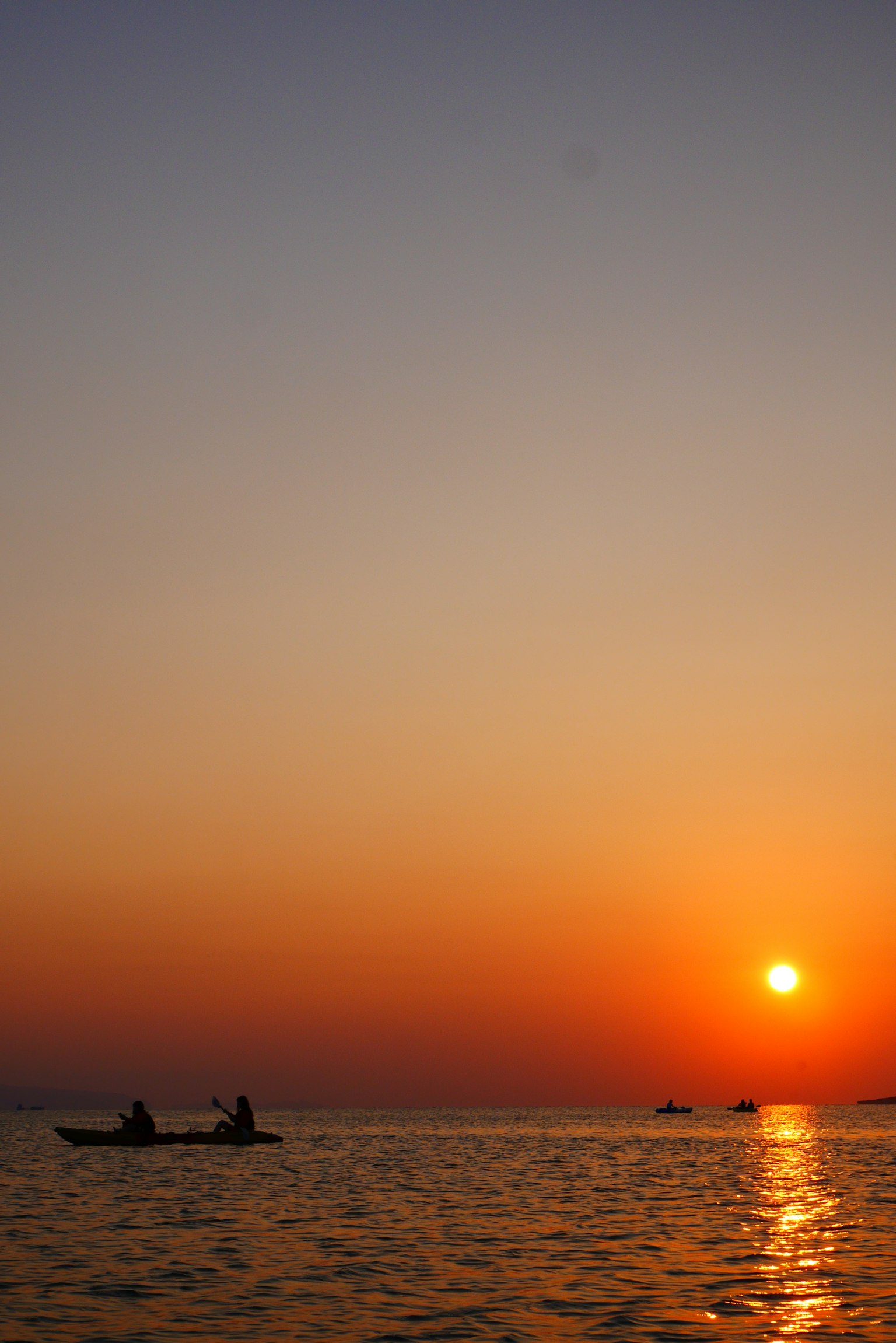 Un bel tramonto sul mare con una piccola barca in primo piano