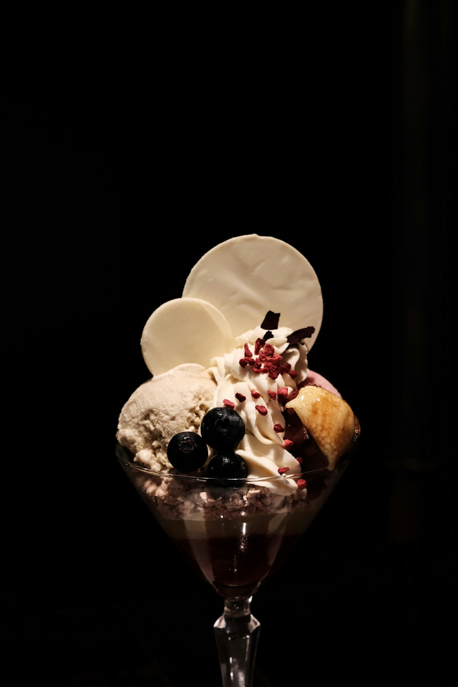 黒い背景に盛り付けられたアイスクリームのデザートグラス