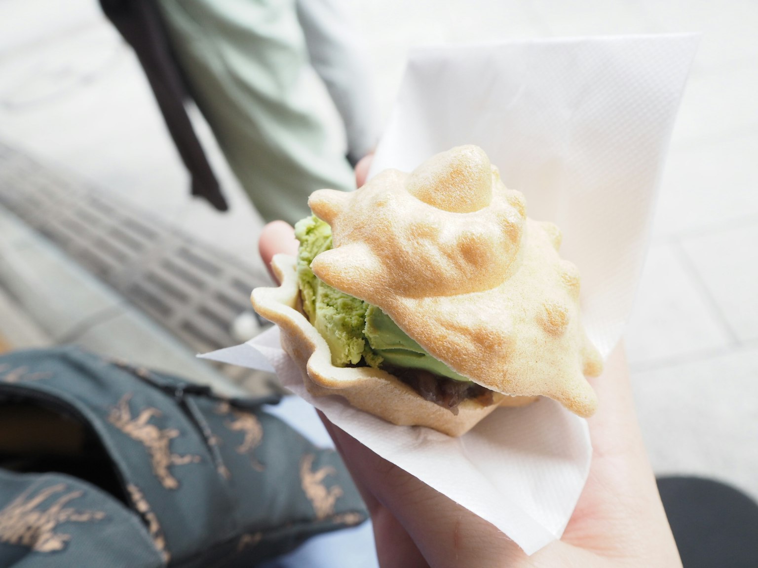 Snack croccante con lattuga verde tenuto in mano