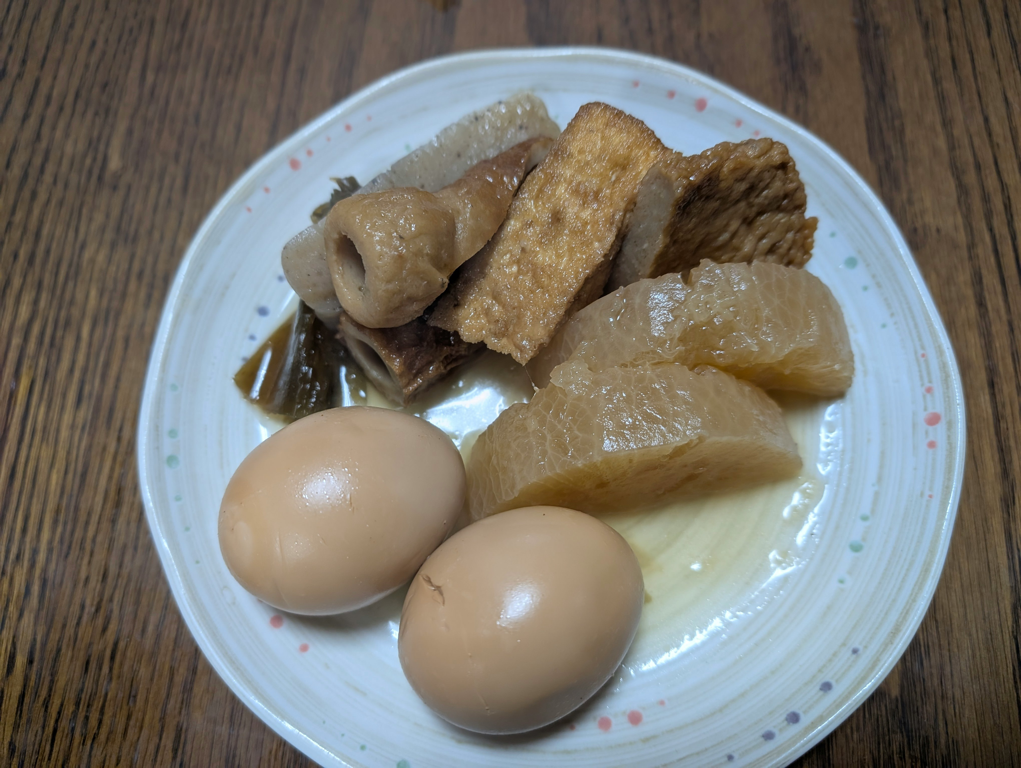 telur rebus dan lauk tumis di atas meja kayu