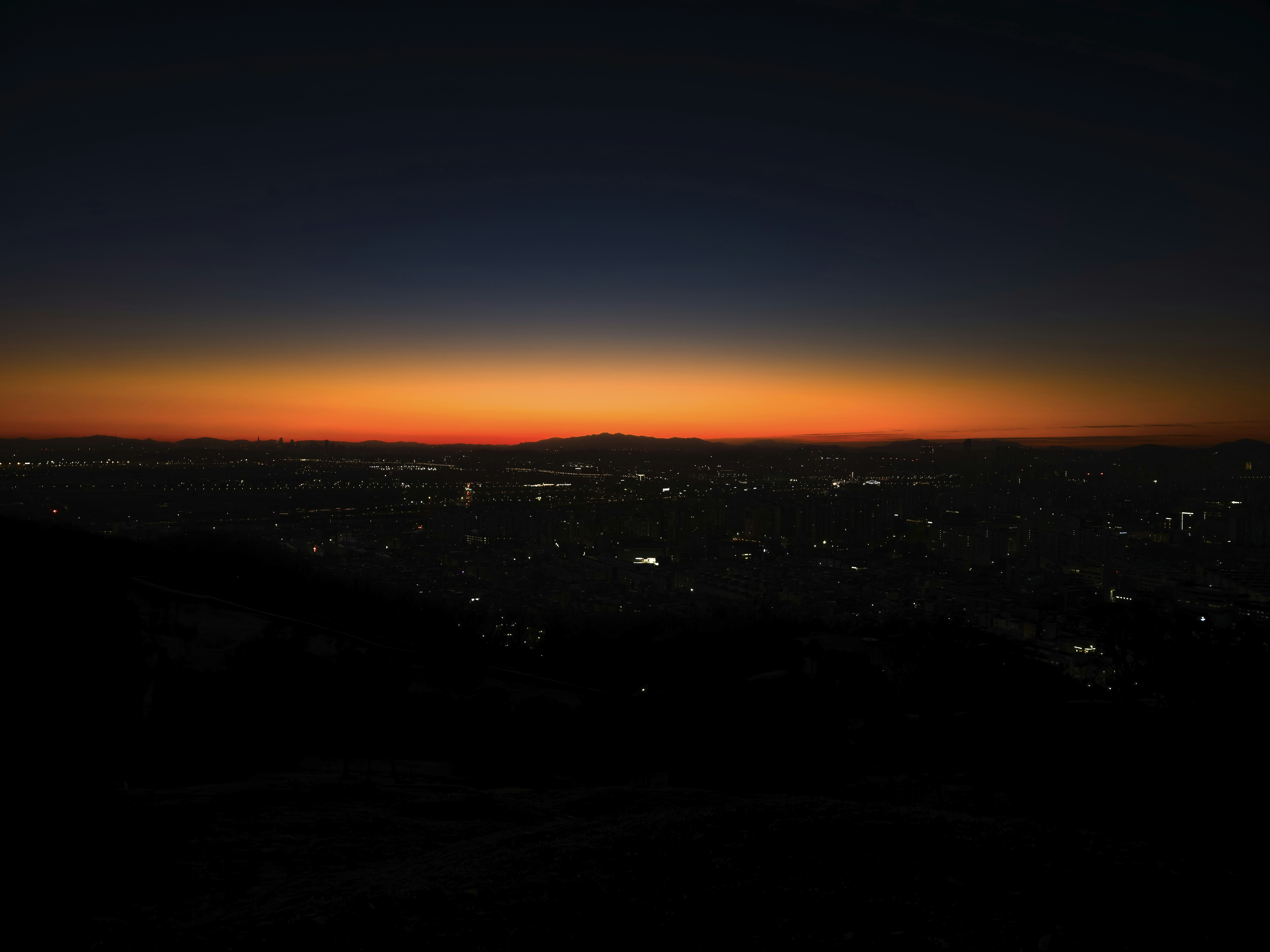 夜明けの街並みを見下ろす眺望