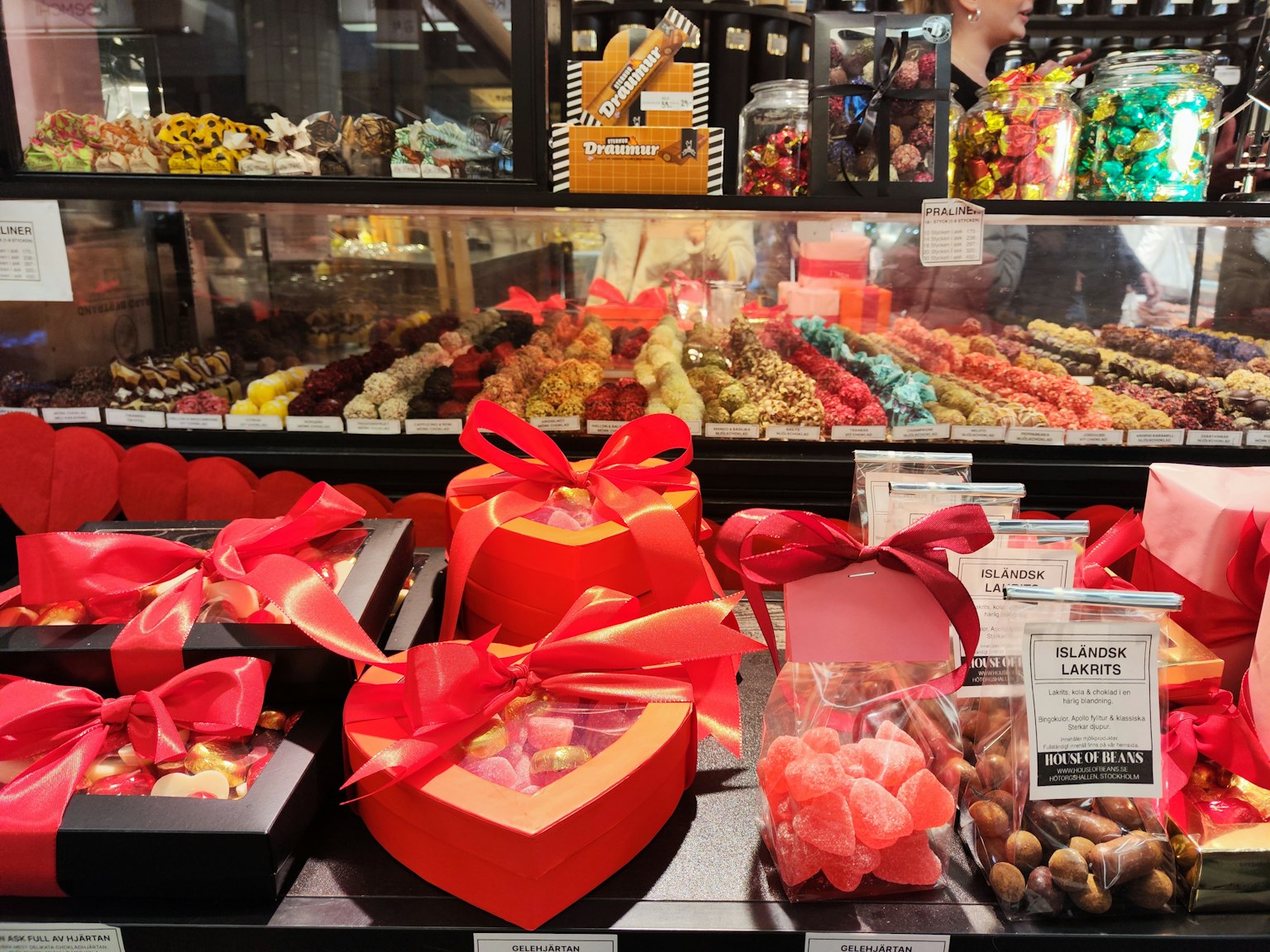 Schaufenster mit bunten Pralinen und Geschenkboxen