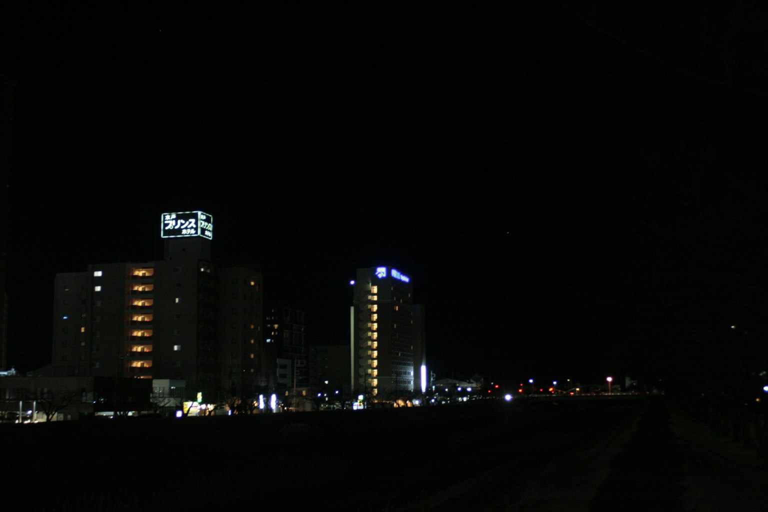 夜景中照亮的建築群