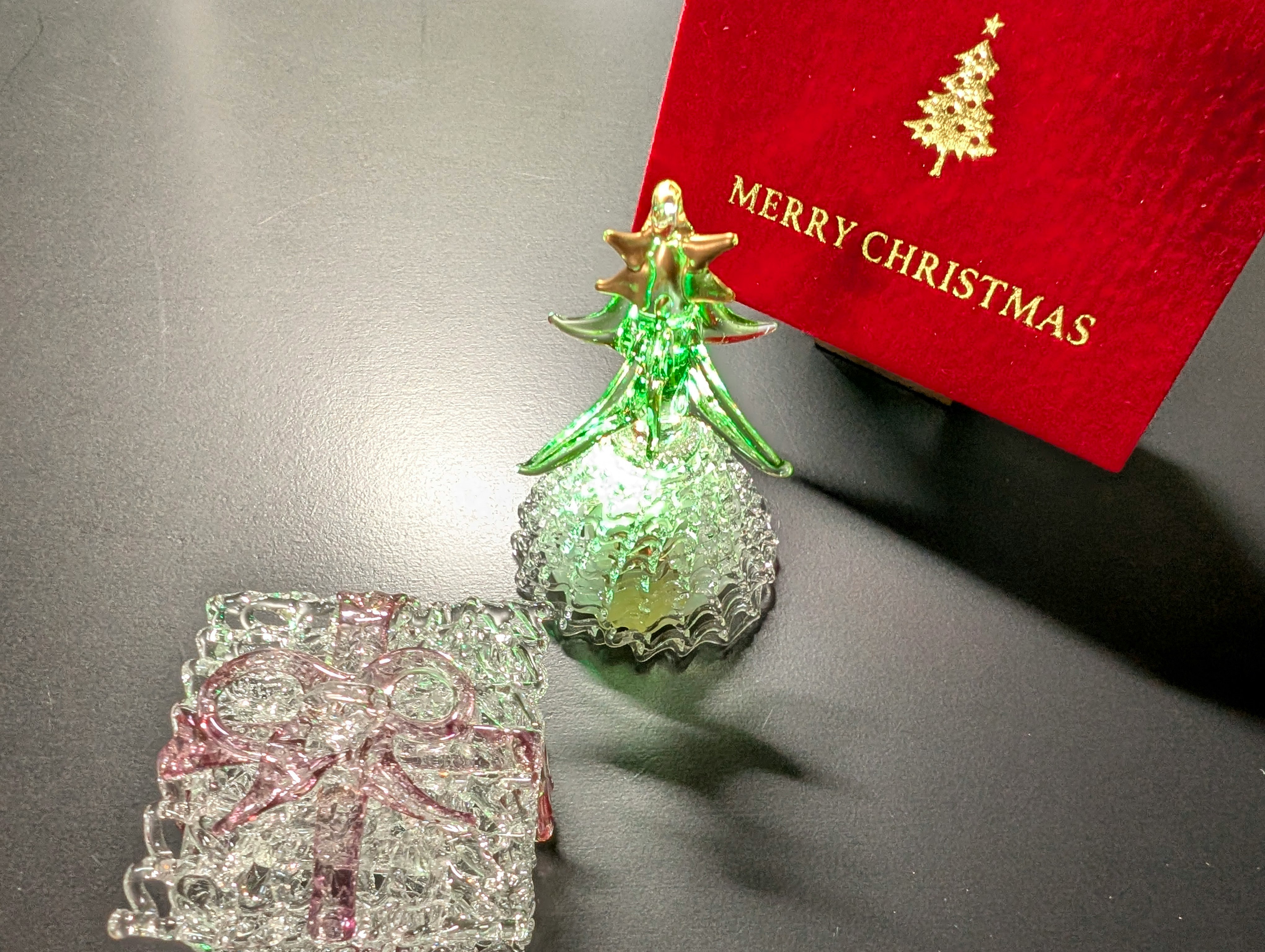 Hiasan Natal dan kotak hadiah merah bertuliskan “Merry Christmas” di atas meja