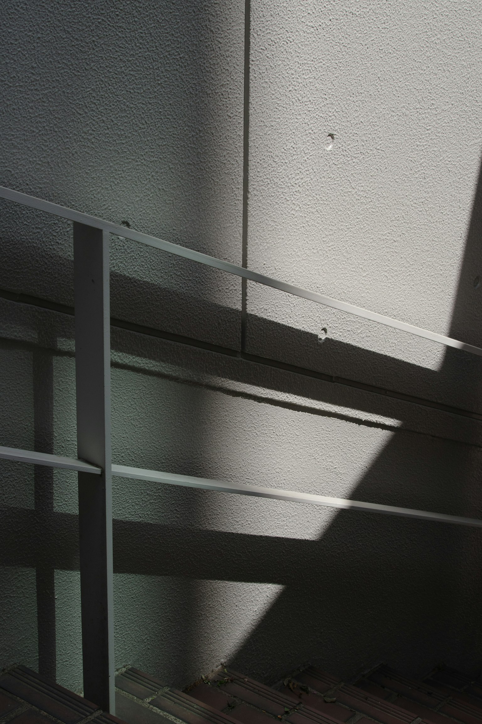 Intérieur moderne avec rampe d'escalier et ombres