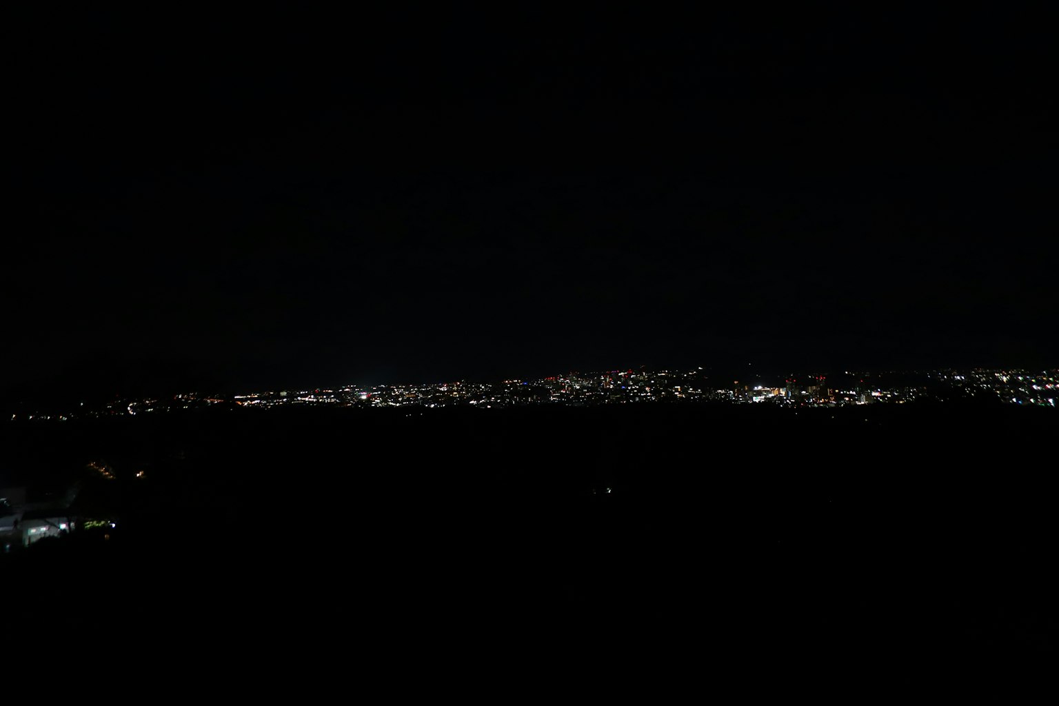 Vue panoramique des lumières de la ville la nuit